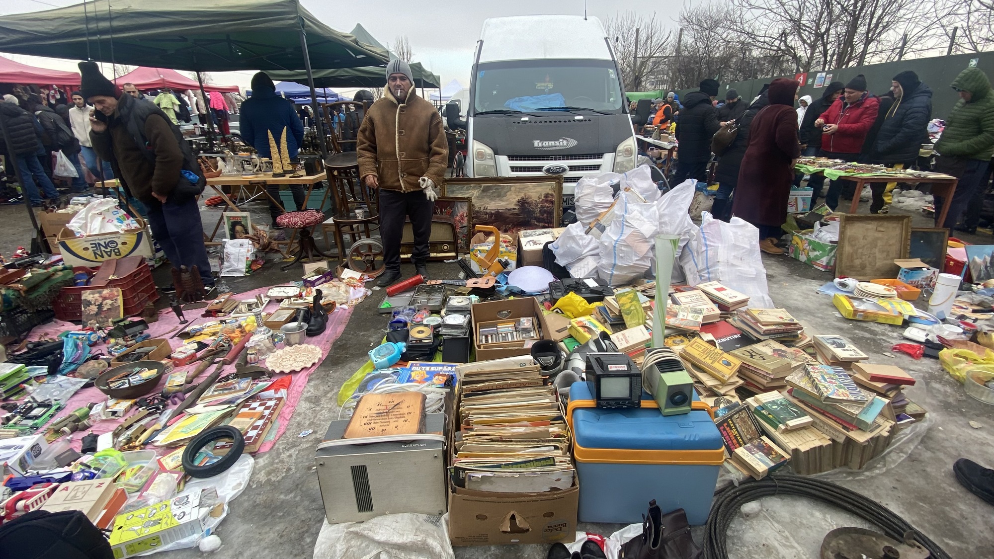 „Nu pot să trăiesc cu 450 de lei lunar”. Pentru a supraviețui, românii își vând pe prețuri de nimic cele mai dragi obiecte pe care le-au strâns o viață întreagă
