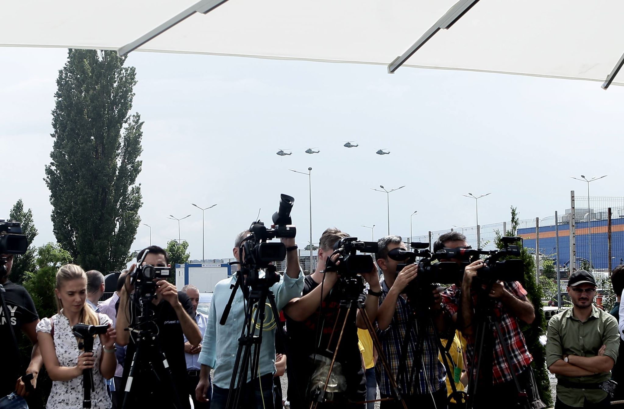 Iohannis, sabotat la un eveniment de mai multe elicoptere ale MApN, care au survolat zona (FOTO)