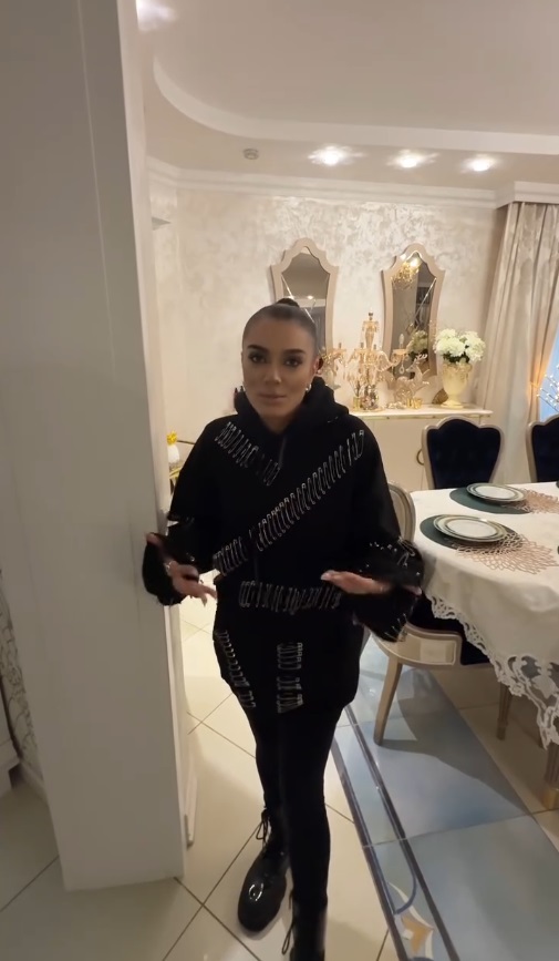 Imagini din casa lui Adrian Minune din Ștefăneștii de Jos. În garajul vilei sunt cele două mașini de lux, un Ferrari și un Lamborghini