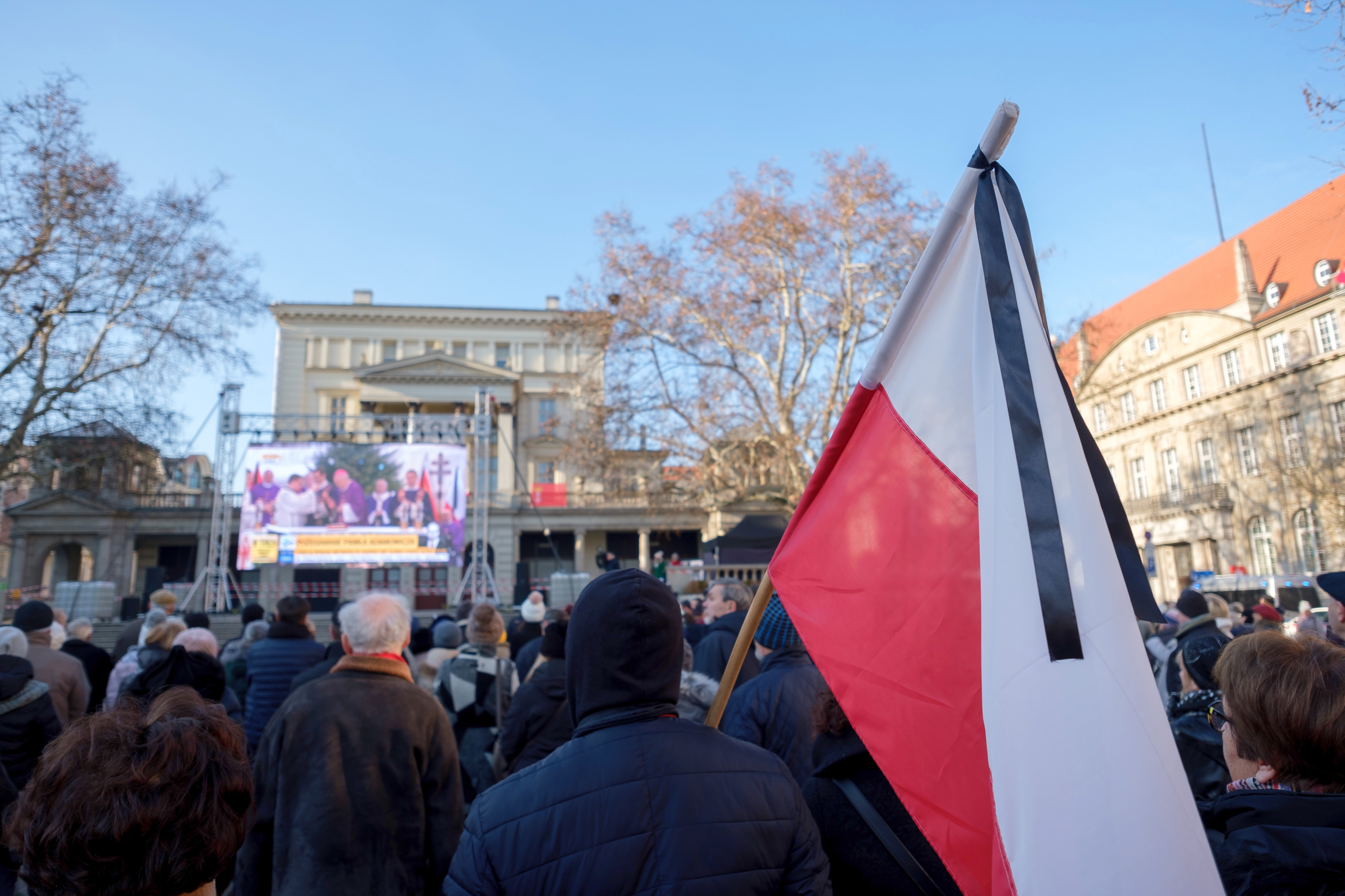GALERIE FOTO: Zeci de mii de oameni l-au condus pe ultimul drum pe primarul din Gdansk, înjunghiat pe scenă, în timpul unui eveniment