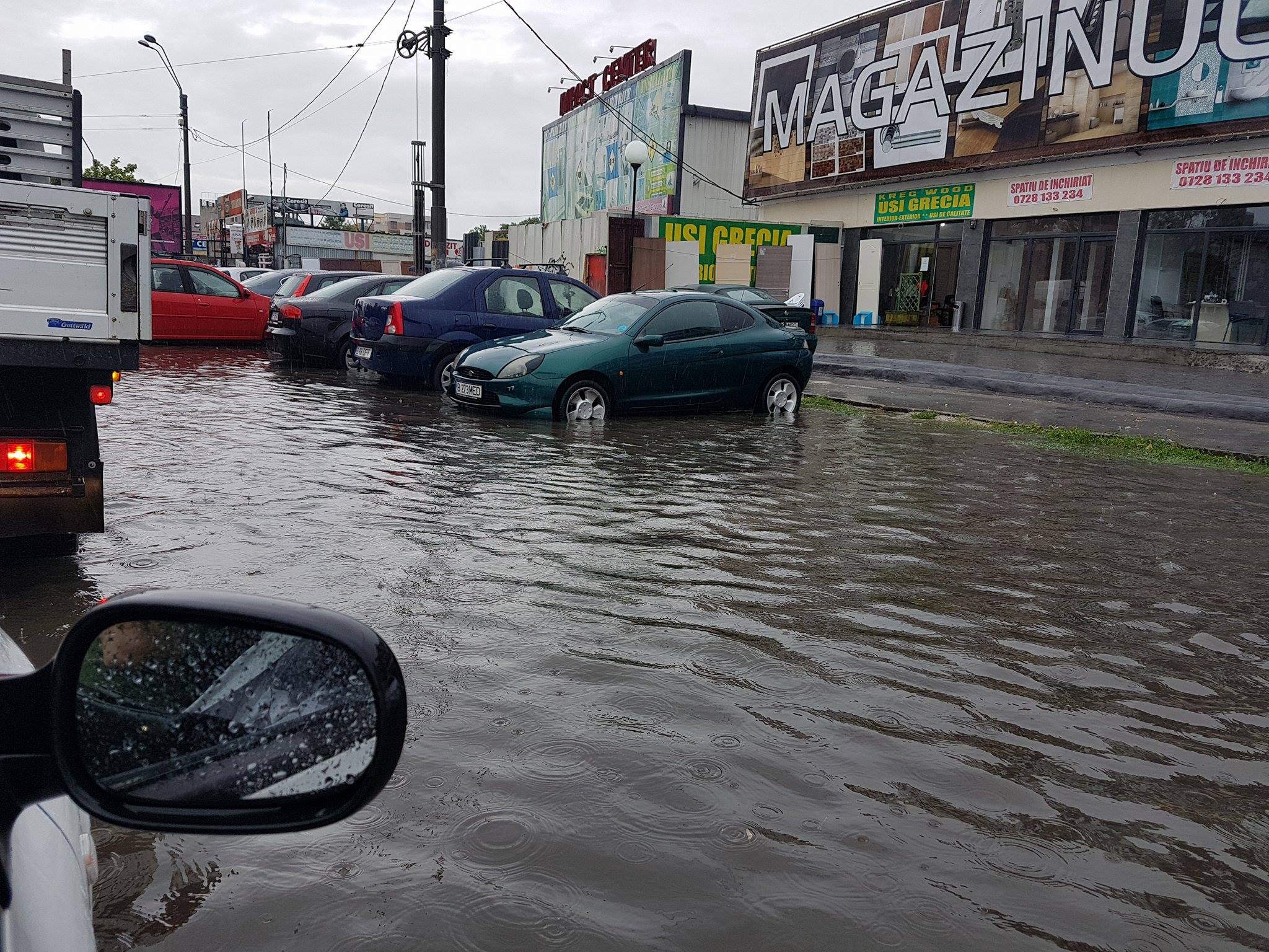 FOTO&VIDEO/ Inundații în București după ploile torențiale de luni. Pompierii au acționat în 64 de cazuri