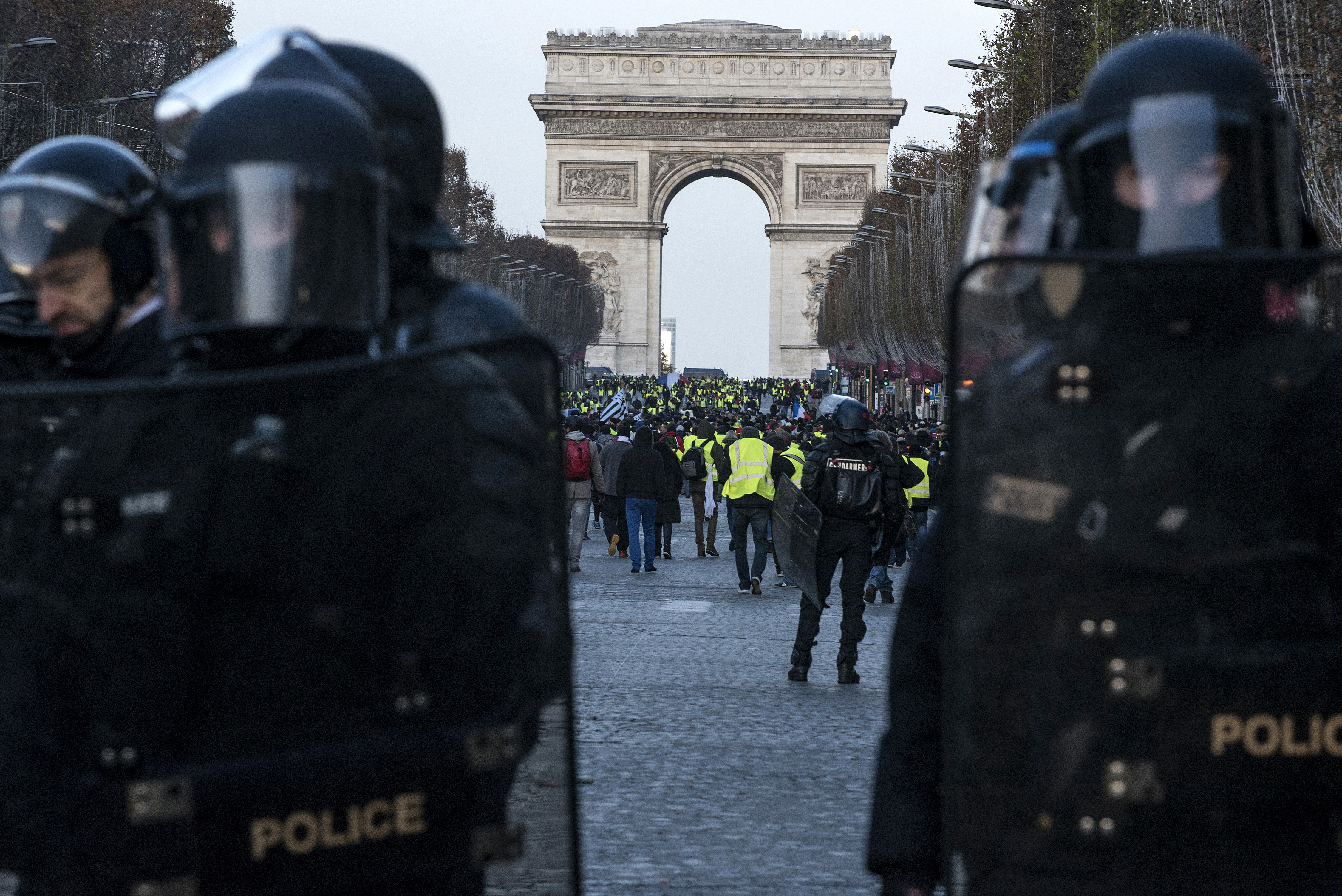 Mărturiile unor români stabiliți în Franța despre protestele din Paris. "Este o situație critică"