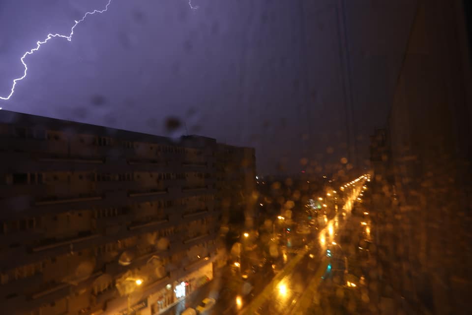 Furtună puternică, azi-noapte, în București. Cerul Capitalei brăzdat de fulgere