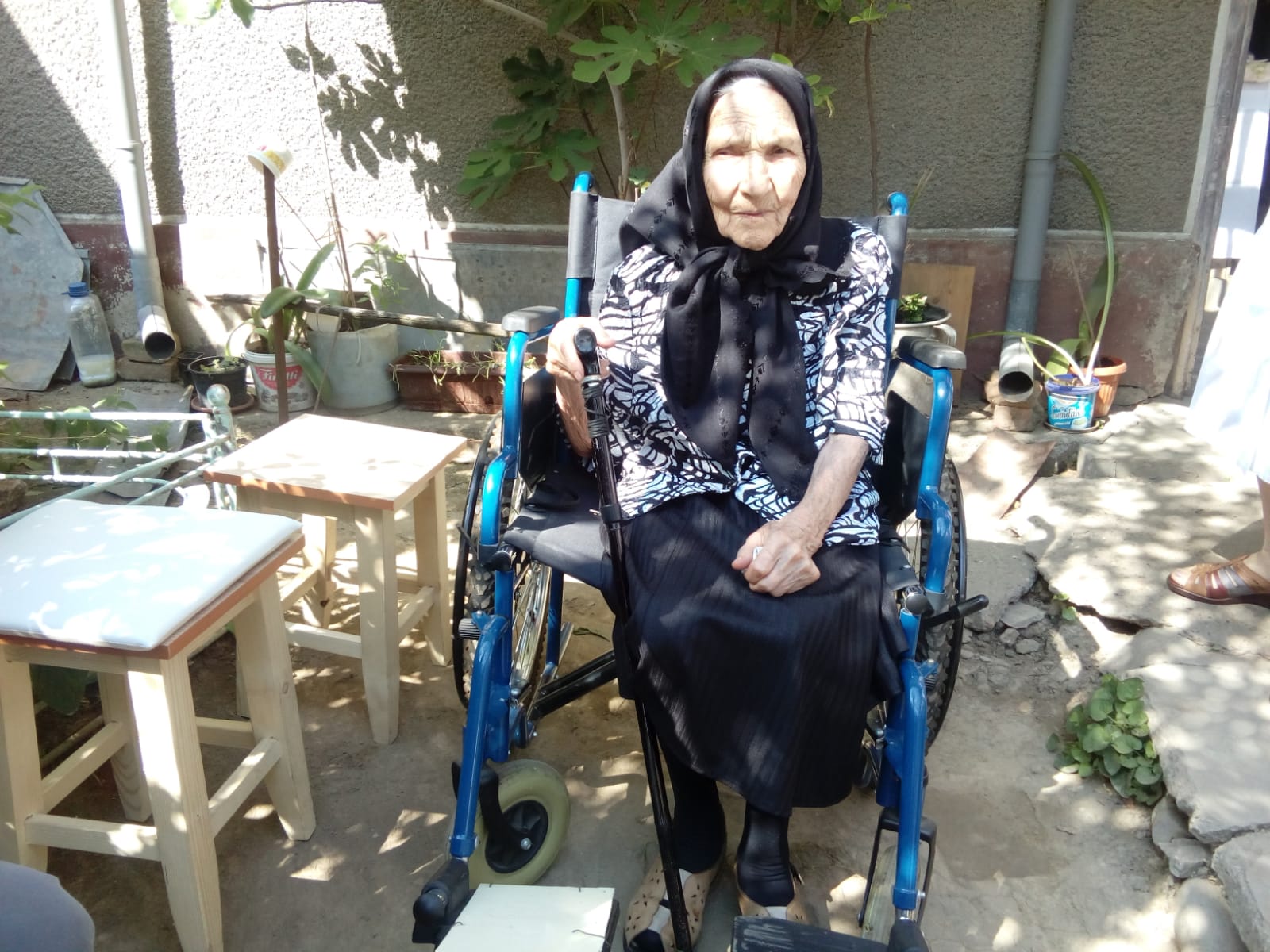 O femeie din Galaţi care împlineşte o sută de ani a fost sărbătorită de autorităţi în curtea casei/ FOTO