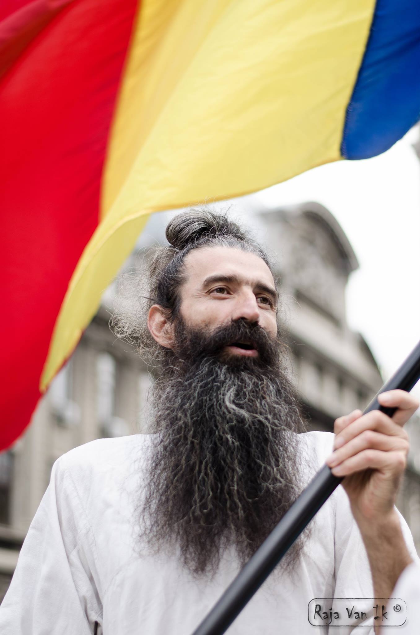 Cum își bate joc de toate autoritățile suveranistul Cezar Avrămuță. Dosarul „Stegarului Dac”, restituit la parchet pentru că procurorul și-a depășit competența teritorială