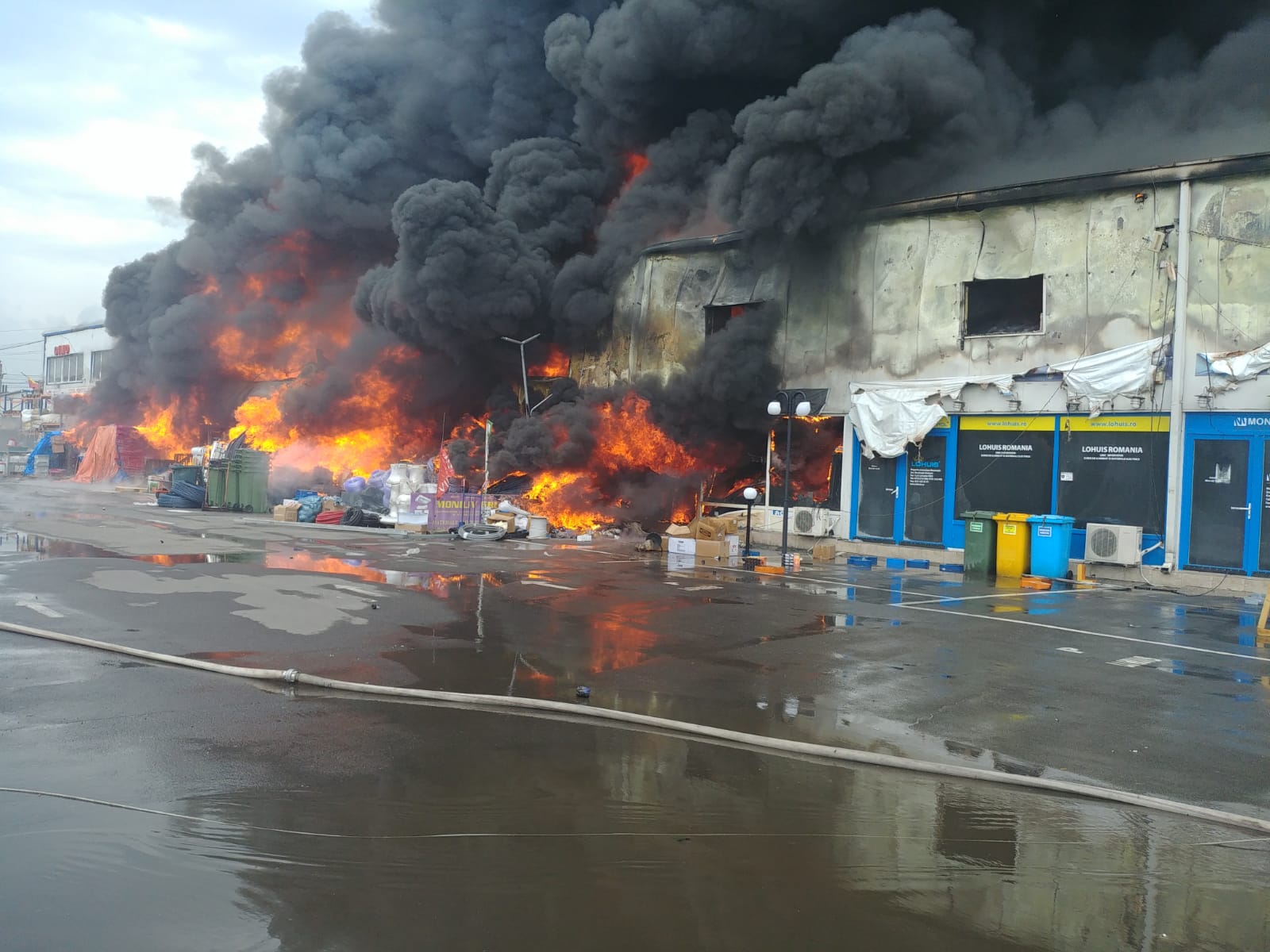 FOTO&VIDEO / Incendiu violent la un depozit de mase plastice și vopseluri de lângă București. Trei persoane au ajuns la spital