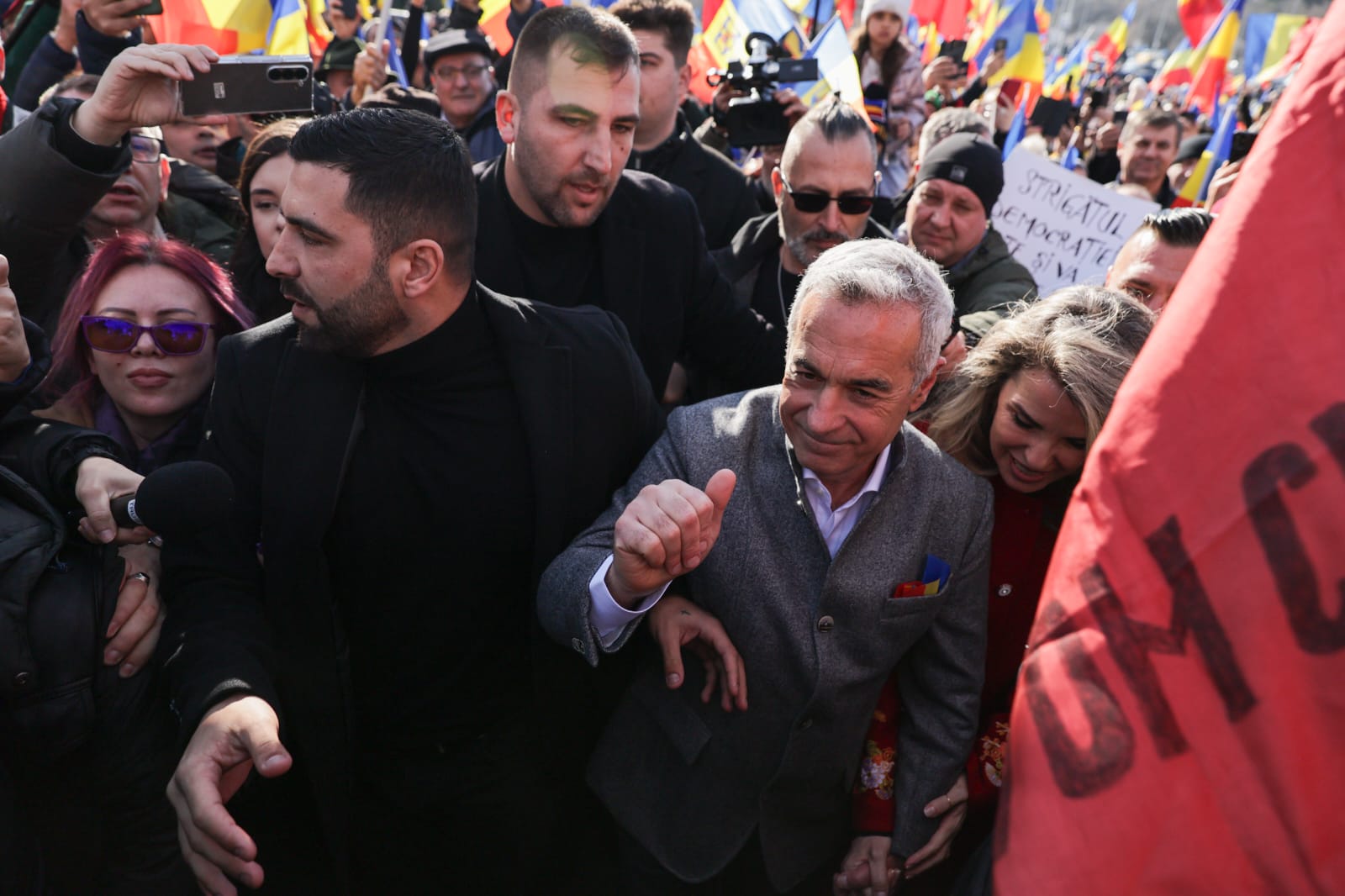 Călin Georgescu a fost înconjurat de mii de oameni la „Marea Horă a Unirii Neamului”: „Suntem legați pentru totdeauna ca frați și surori”