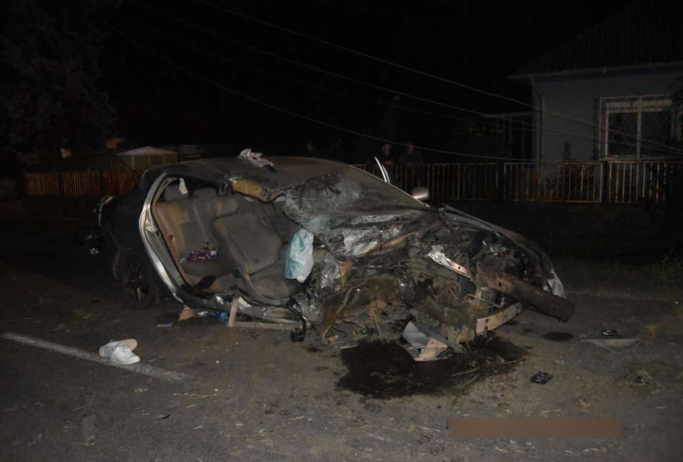 Ittas sofőr, bekötetlen utasok – Villanyoszlopnak csapódott egy autó Somogyban, alig maradt belőle valami – fotók