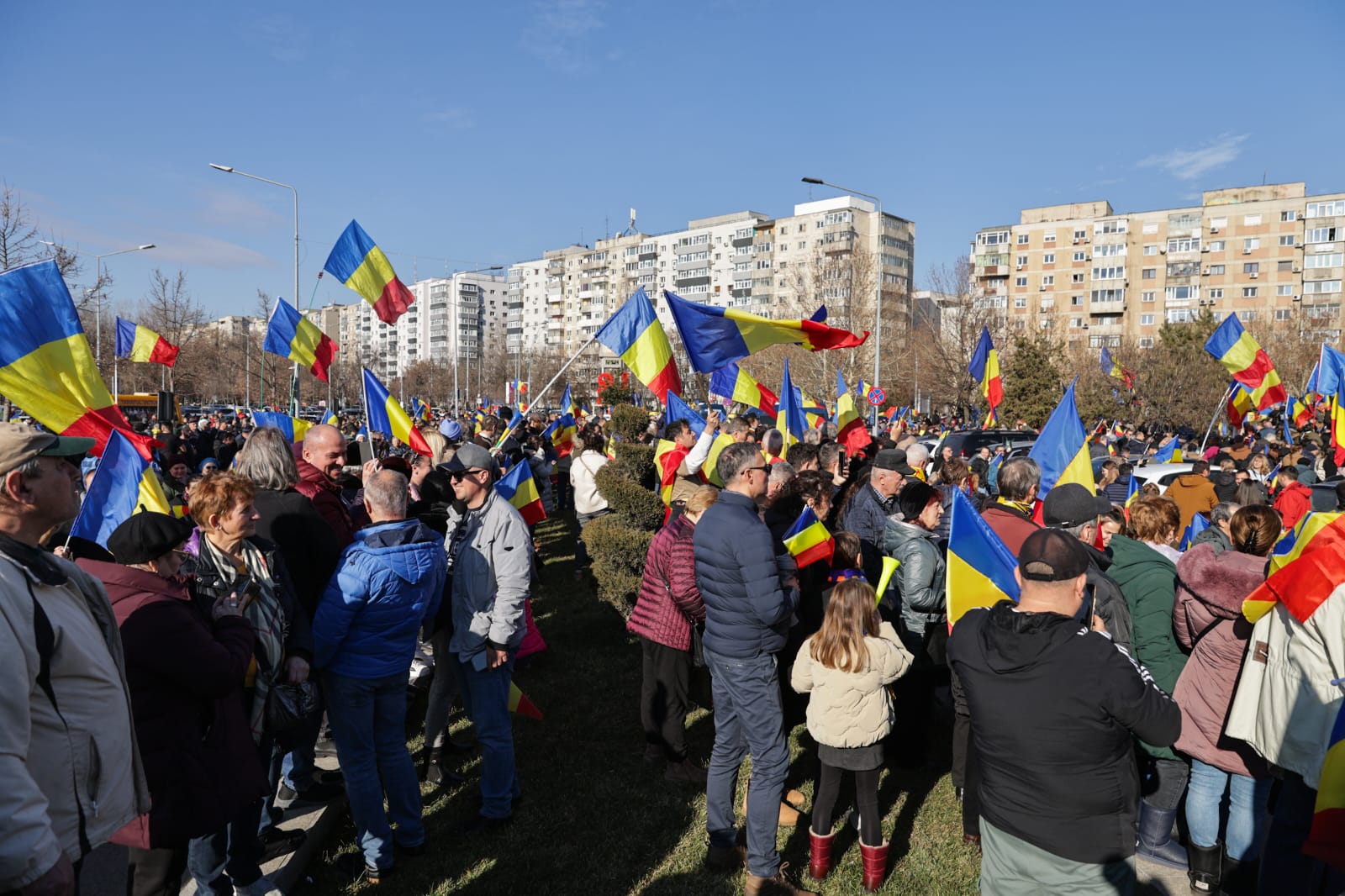 Oameni urcați pe blocuri în București ca să vadă marșul susținătorilor lui Călin Georgescu