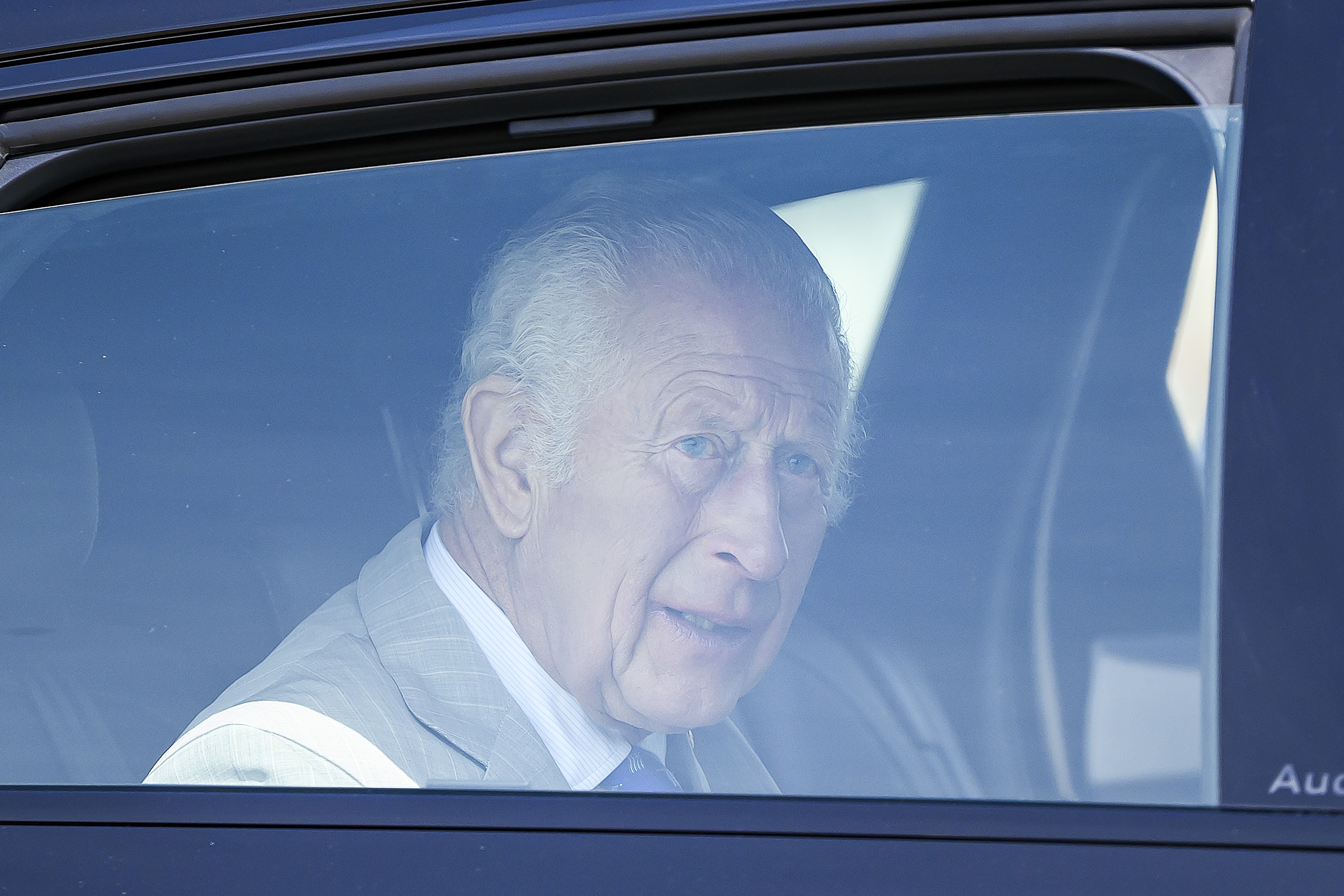 Misterul valizei negre. Ce poartă în servietă bodyguardul regelui Charles și de ce stă mereu la doar câțiva pași de monarh