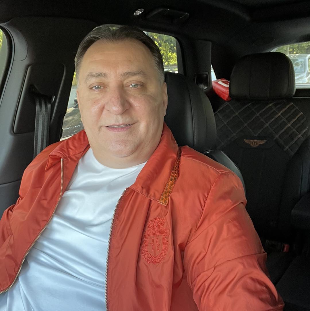 Motivul pentru care Carmen Rusu nu divorțează de Vali Vijelie, deși s-au despărțit. Stau împreună în aceeași casă