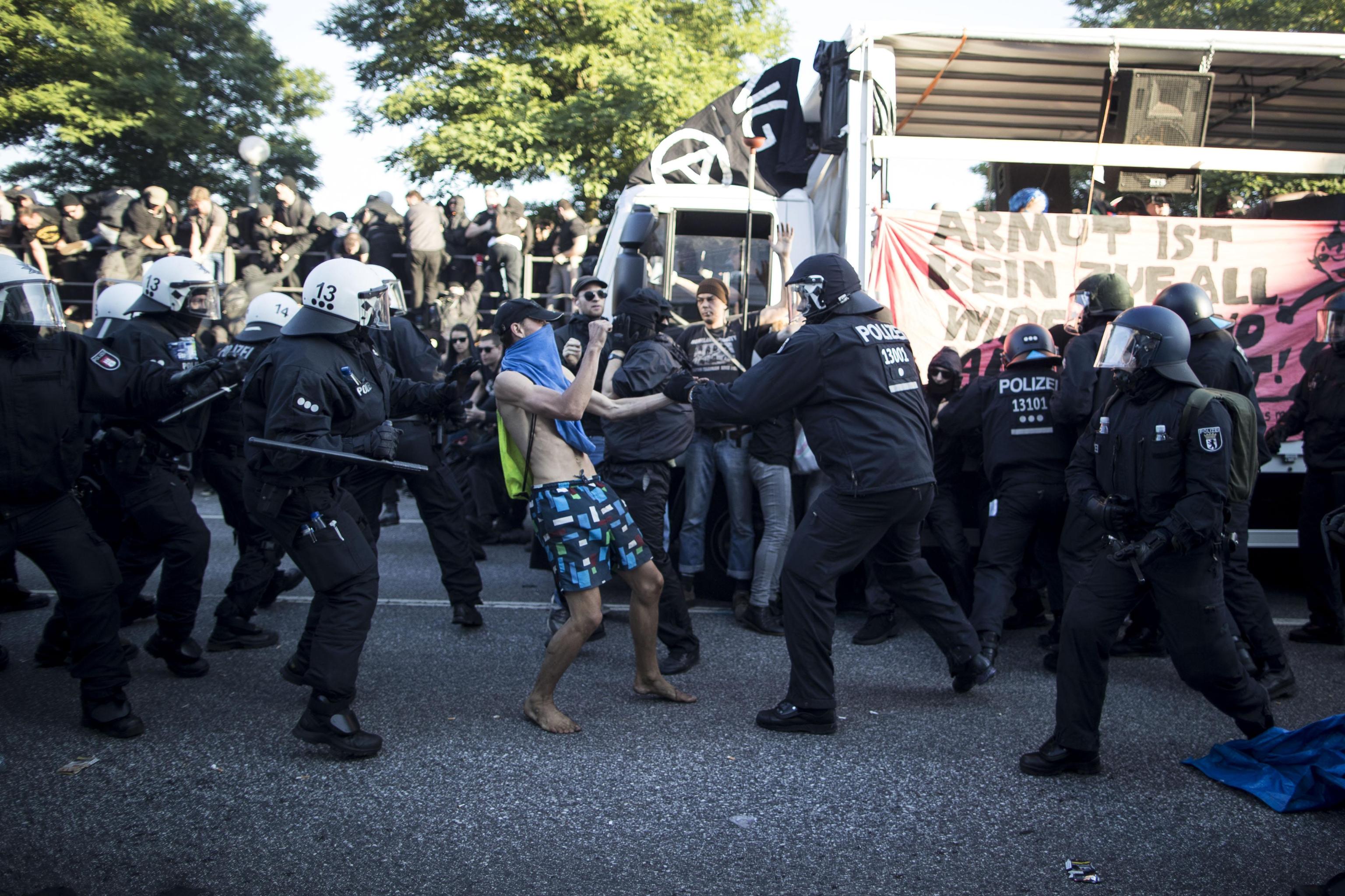 UPDATE| Proteste violente la Hamburg cu ocazia summit-ului G20. Melania Trump, blocată în hotel din cauza protestatarilor