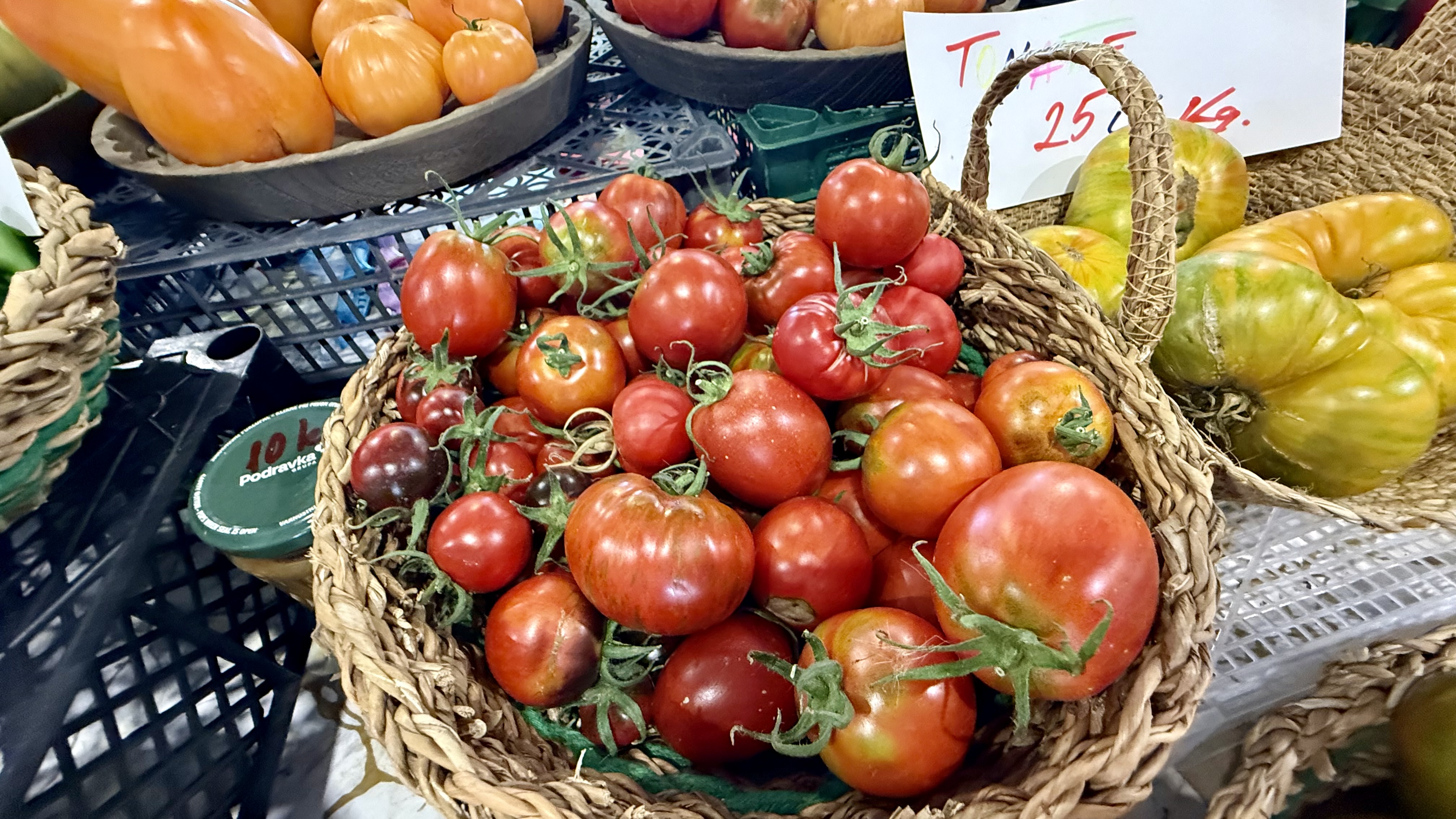 Toată lumea se oprește la această tarabă cu roșii din Piața Obor. Cât costă kilogramul de roșii negre, galbene și portocalii