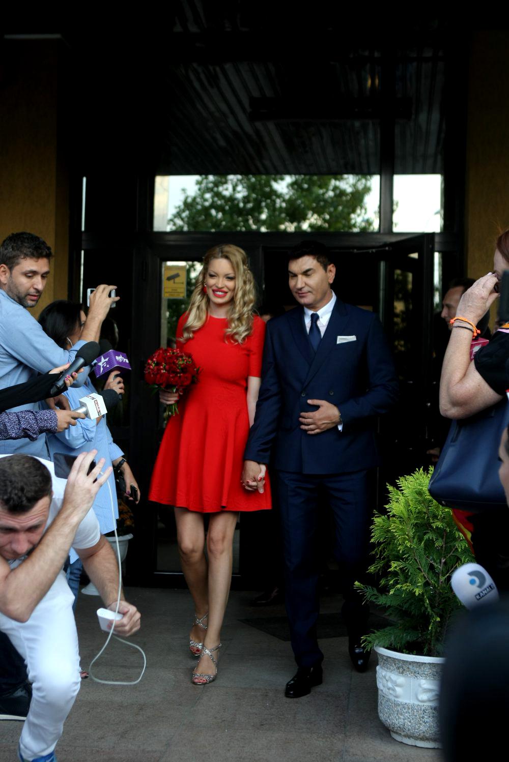 FOTO | Valentina Pelinel, ținută incredibilă la cununia civilă. Cât au costat sandalele pe care le-a purtat