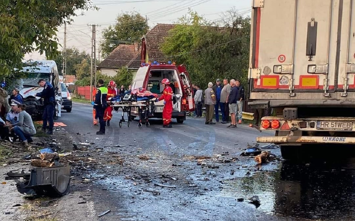 Șofer de microbuz mort într-un accident cu zece victime, la Chibed, în Mureș, unde a intrat într-un TIR