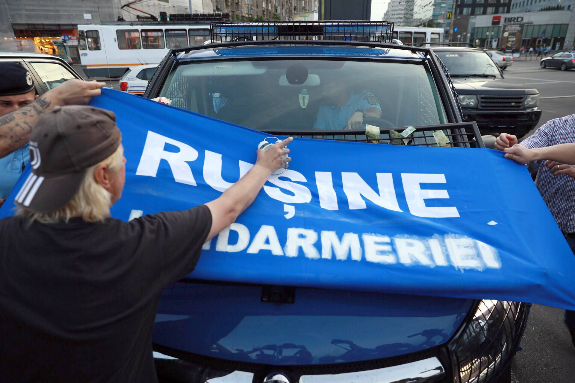 Manifestație în Piața Victoriei după alegerile europarlamentare. Sute de oameni sărbătoresc cu tort rezultatul votului / FOTO