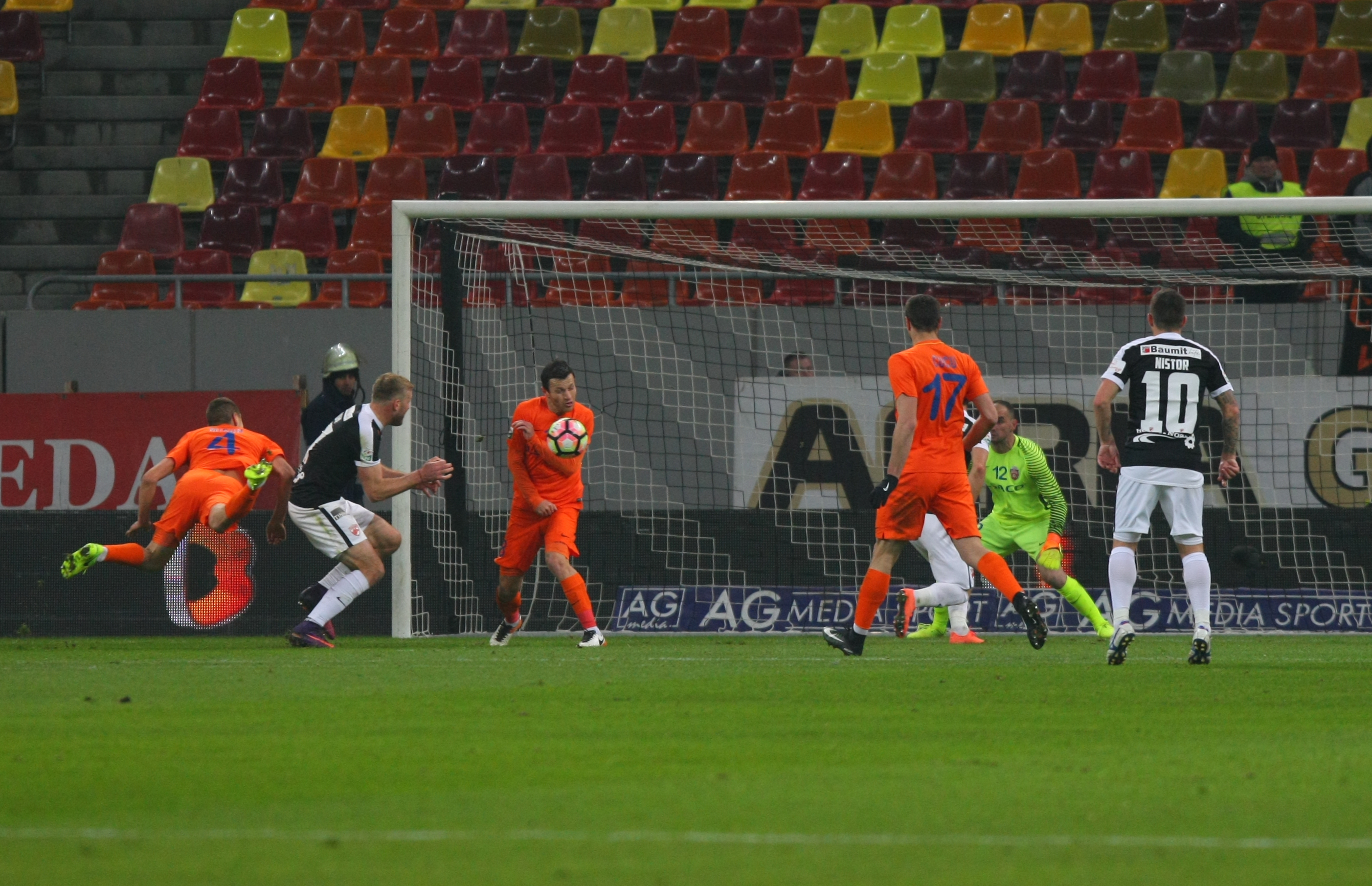 Liga 1, etapa a 24-a. Dinamo - FC Botoșani 1-0. Debut reușit pentru Contra, după un meci cu multe ocazii mari  | GALERIE FOTO