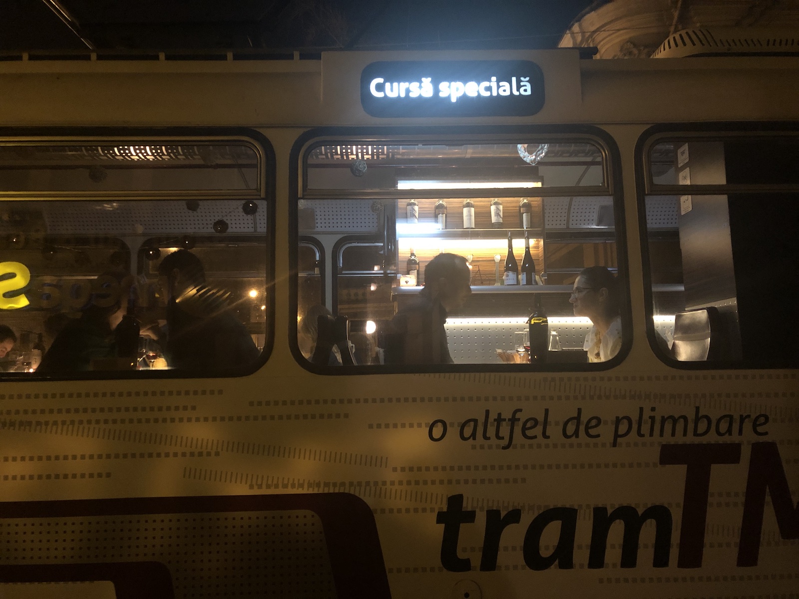 VIDEO&FOTO/ O altfel de plimbare, de Dragobete. Cina în tramvai prin Timișoara, ca-n Milano sau Bruxelles
