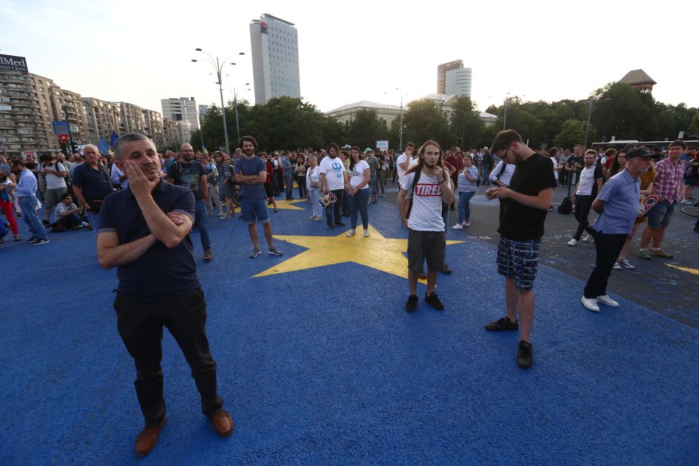 FOTO&VIDEO/ Incidente la protestul din Piața Victoriei. Oamenii s-au îmbrâncit cu jandarmii