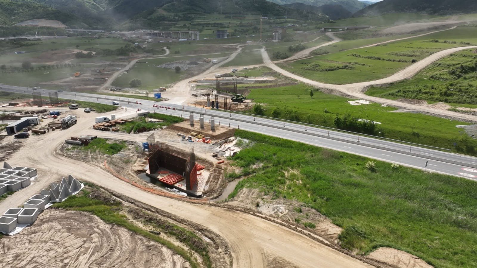 Radiografia șantierului de pe Autostrada Sibiu - Făgăraș A13, finanțată cu 6.390.000.000 de lei: Cât s-a lucrat pe cele patru loturi