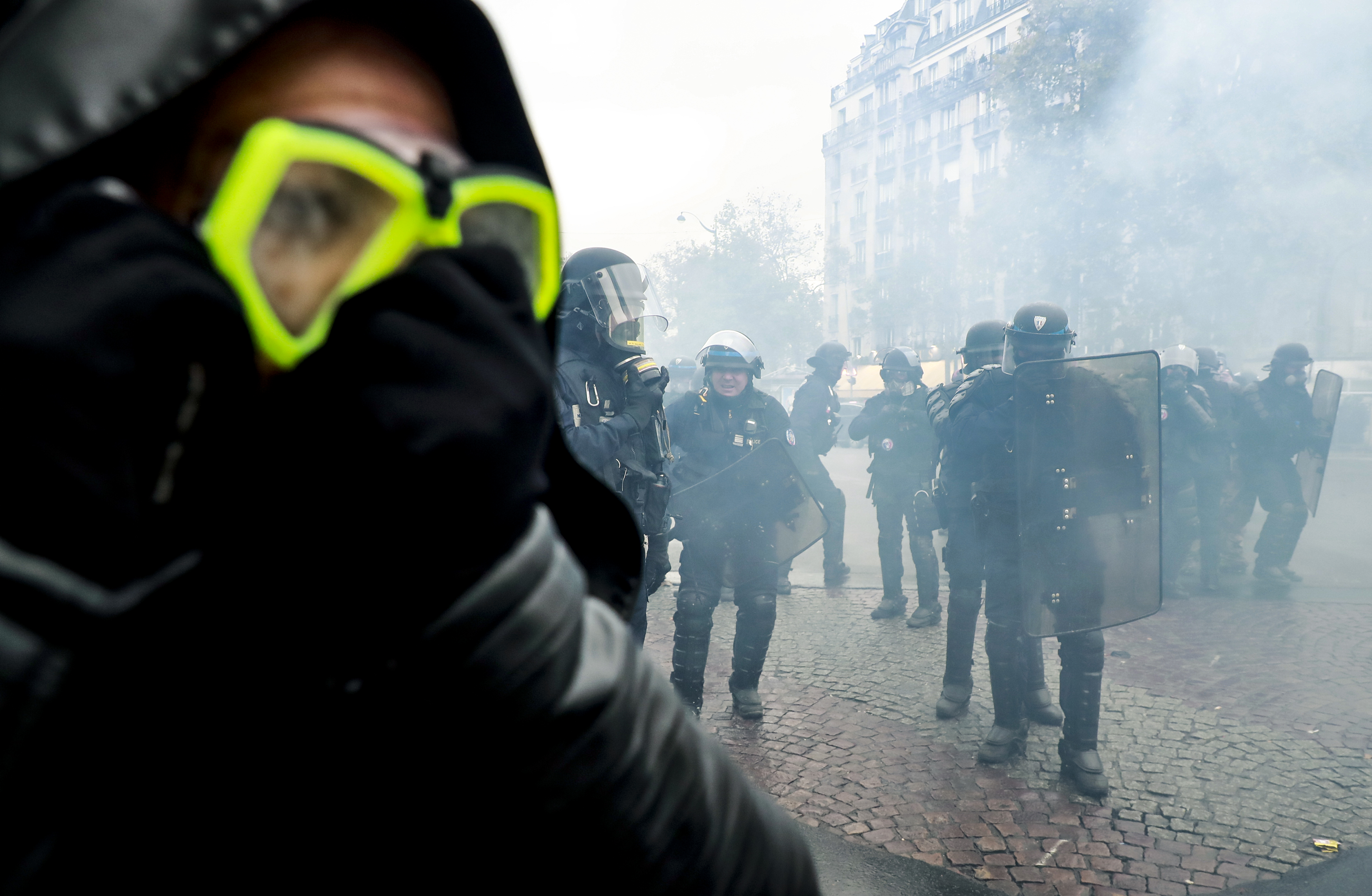 UPDATE | Noi violențe la Paris, la aniversarea unui an de la protestele „Vestelor Galbene”. Polițiștii au folosit gaze lacrimogene și au reținut peste 100 de persoane