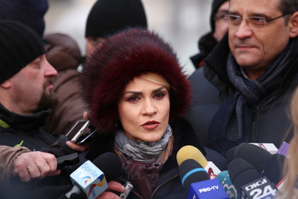 VIDEO EXCLUSIV| Primul utilaj de topit zăpada a fost pus în acțiune, în Piața Victoriei