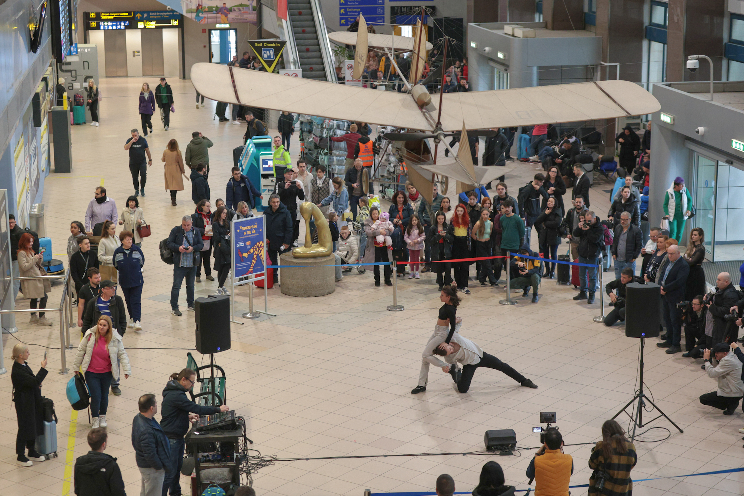 Surpriză pentru călătorii de pe Aeroportul Otopeni, de Valentine’s Day: spectacole din Shakespeare și momente coregrafice