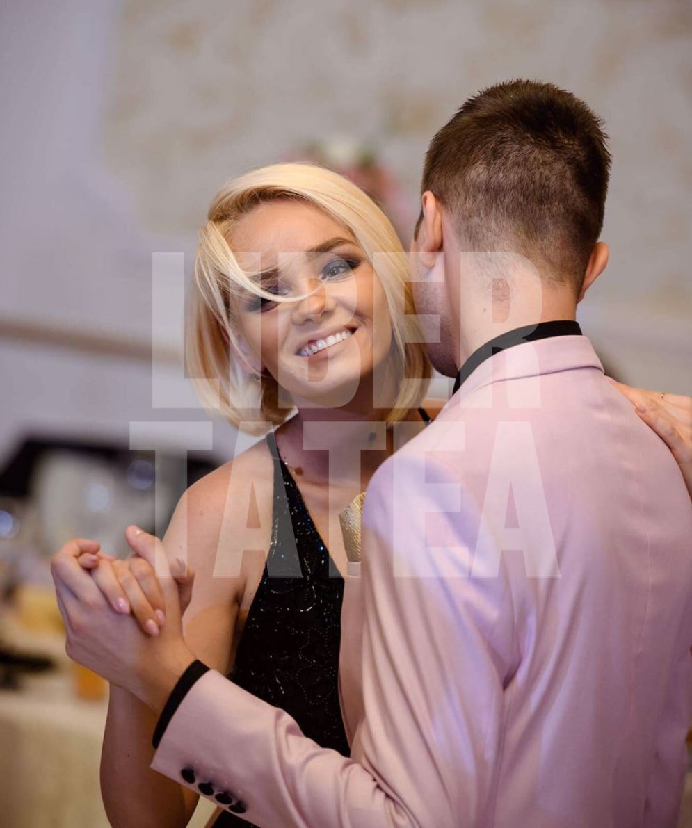 FOTO EXCLUSIV/ Solista Maria Constantin s-a afișat weekend-ul trecut la un eveniment privat la brațul altui bărbat. Despre cine este vorba