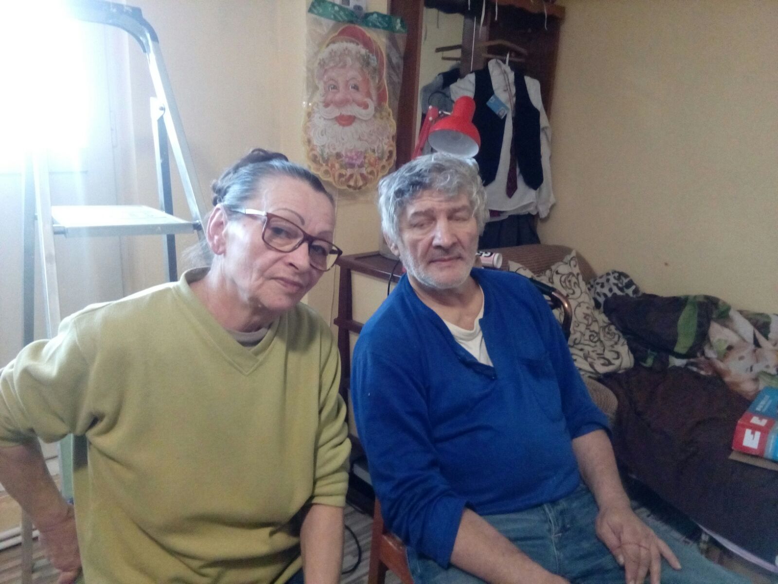 REPORTAJ/Doi bunici îşi cresc cu dăruire nepoatele, ca să nu simtă lipsurile: "Eu pot bea apă în loc să mănânc"|FOTO