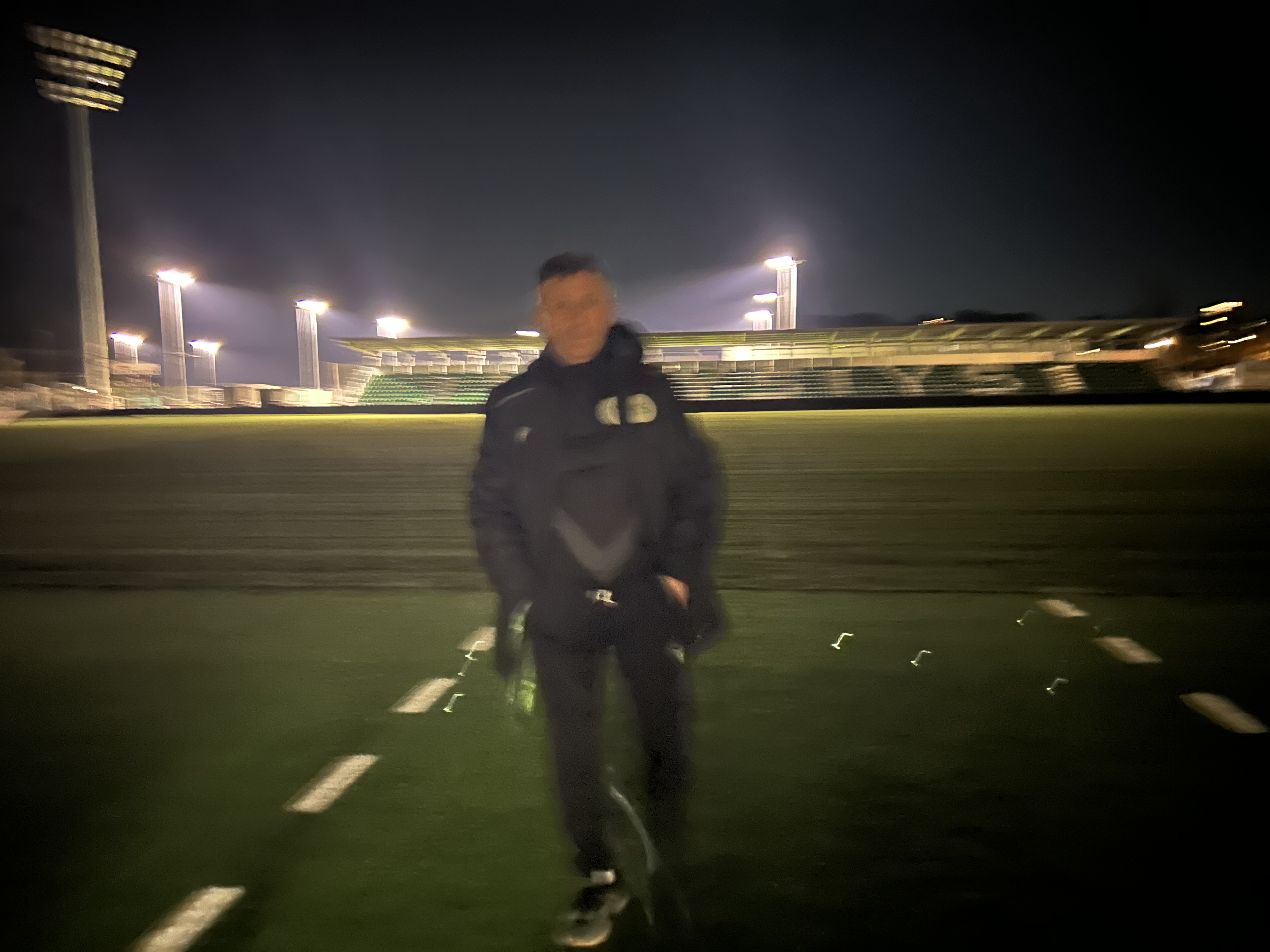 De la Yverdon, Adrian Ursea se declară suporterul lui Mircea Lucescu: „Câți mare antrenori am avut la nivelul ăsta? Doar 2 în istorie, Piști Covaci și nea Mircea”. De ce spune că „noi suntem cei mai mari hoți de pe pământ”