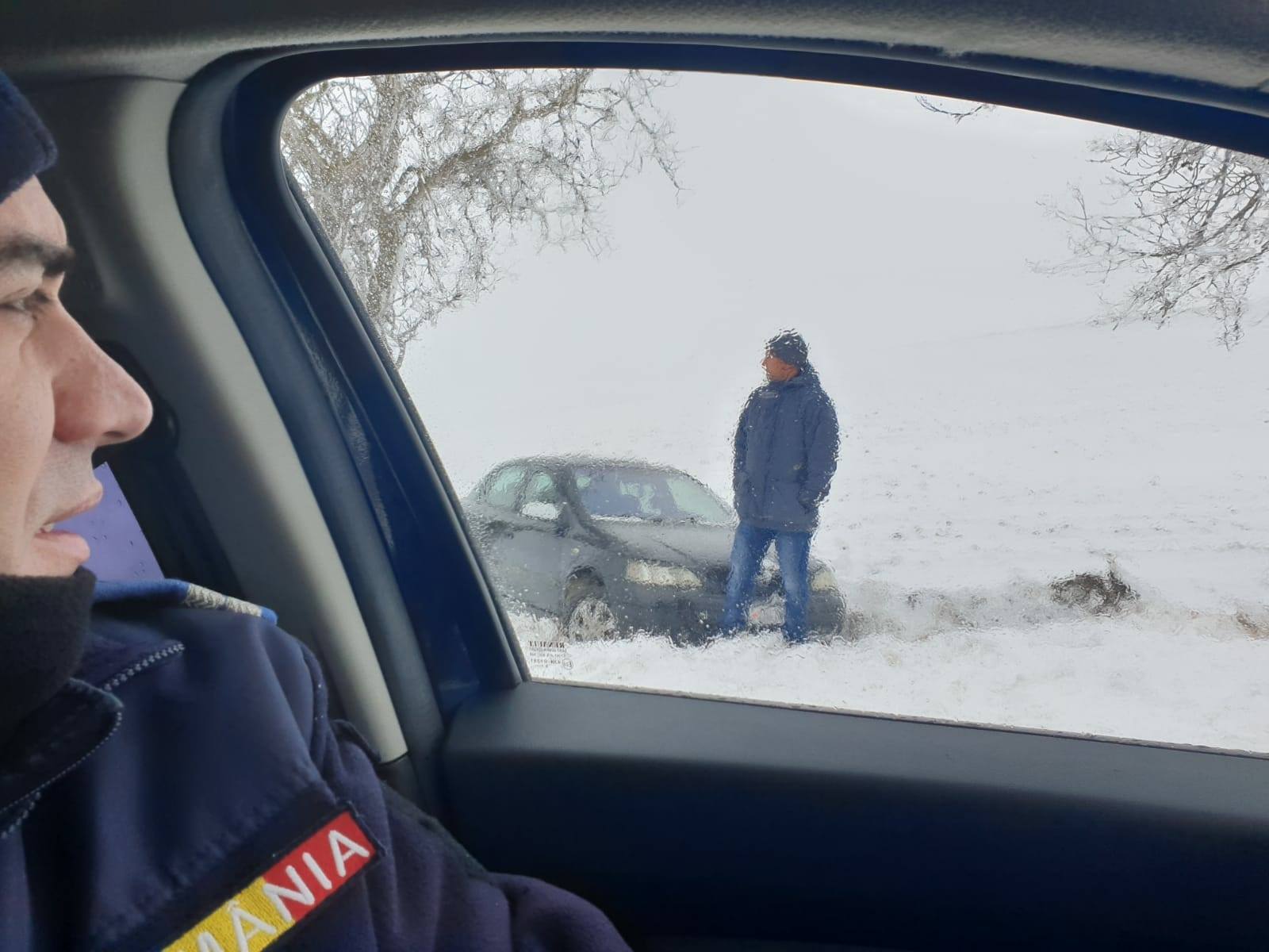 Intervenție dificilă în Tulcea. O ambulanţă care transporta la spital o femeie însărcinată, blocată în zăpadă