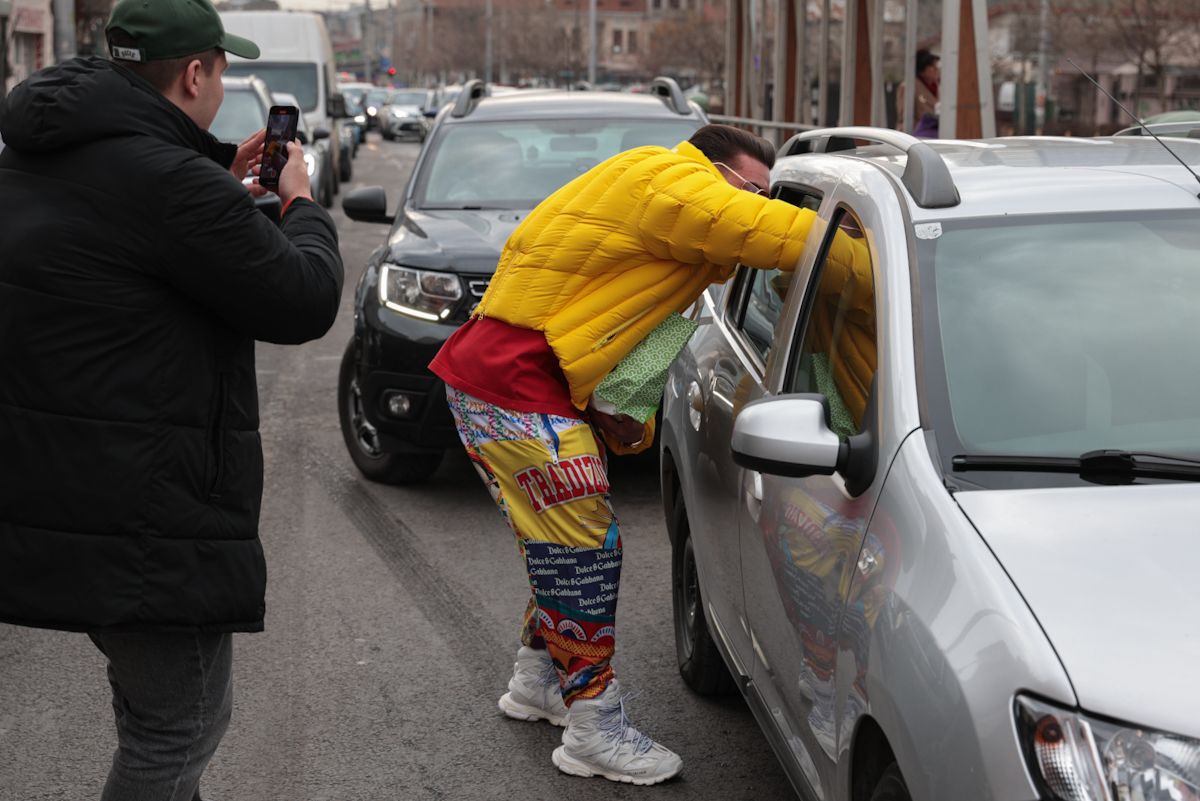 Noi cozi la un fast-food din București, unde Dorian Popa a anunțat că dă șaorma gratis