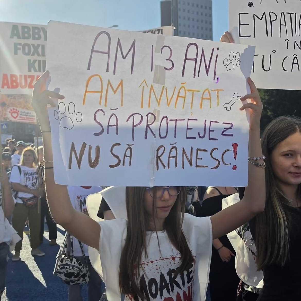 Raluca Bădulescu, prezentă la protestul pentru drepturile animalelor