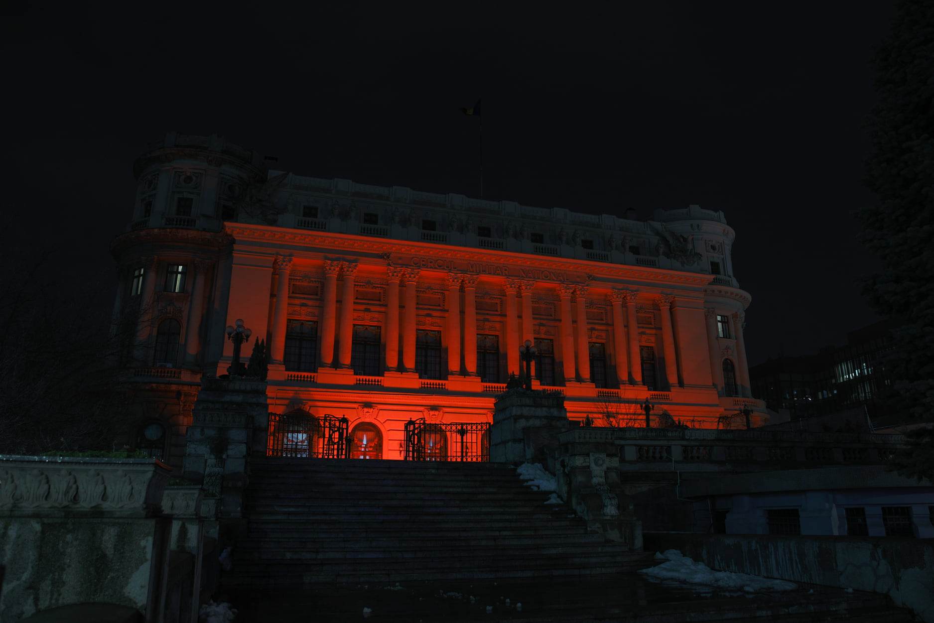Palatul Victoria, luminat în portocaliu de Ziua Mondială a Luptei împotriva Cancerului