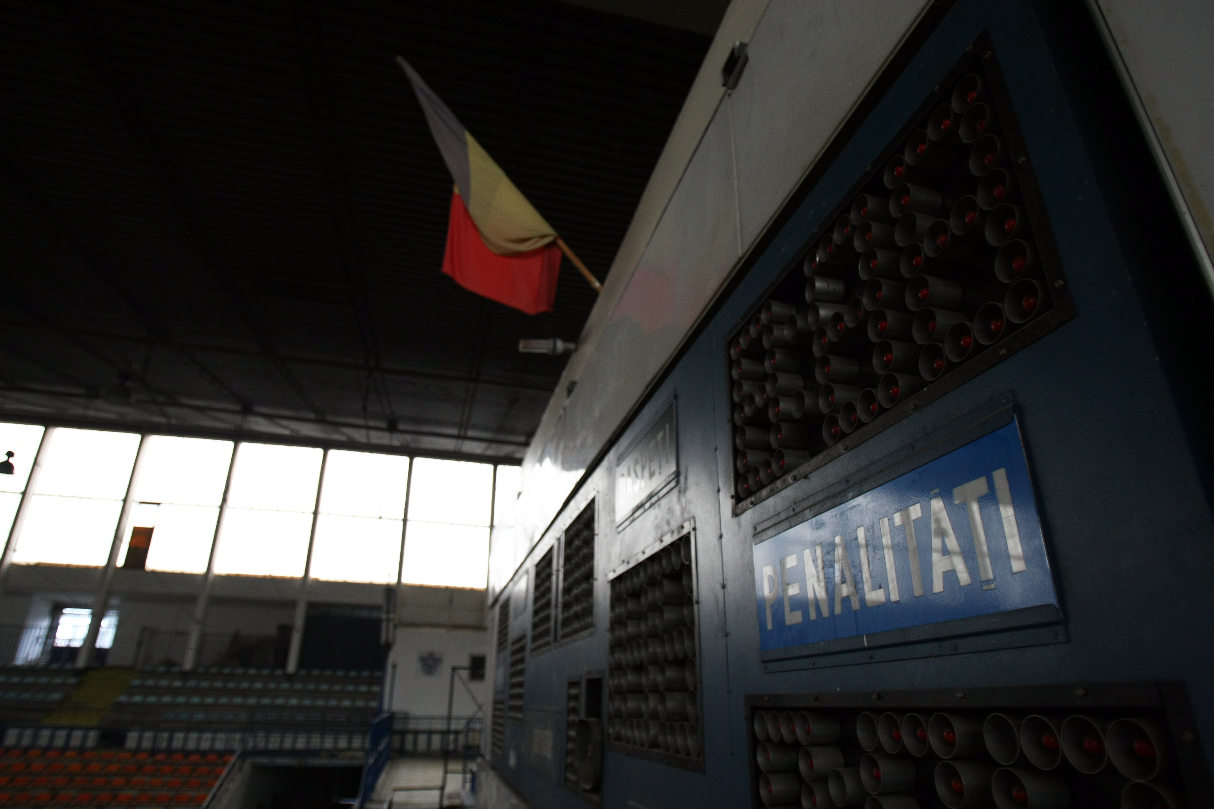Patinoarul "Flamaropol" e o ruină. Reconstrucția întârzie / GALERIE FOTO