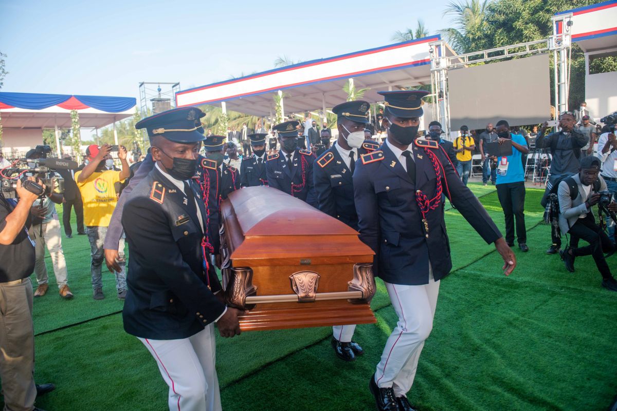 Focuri de armă și gaze lacrimogene la funeraliile președintelui haitian asasinat, Jovenel Moise