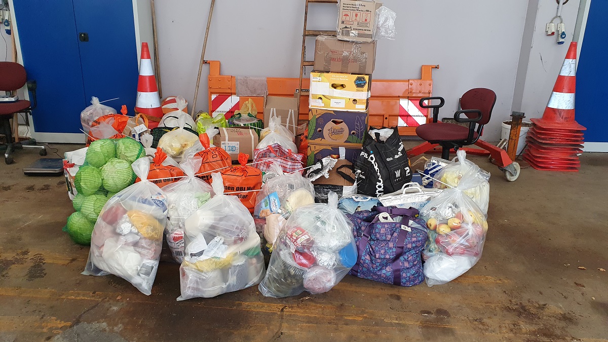 Șofer român pus să plătească 3.360 €, taxa de distrugere a pachetelor de Crăciun pe care le ducea în Franța, aproape o tonă de mâncare