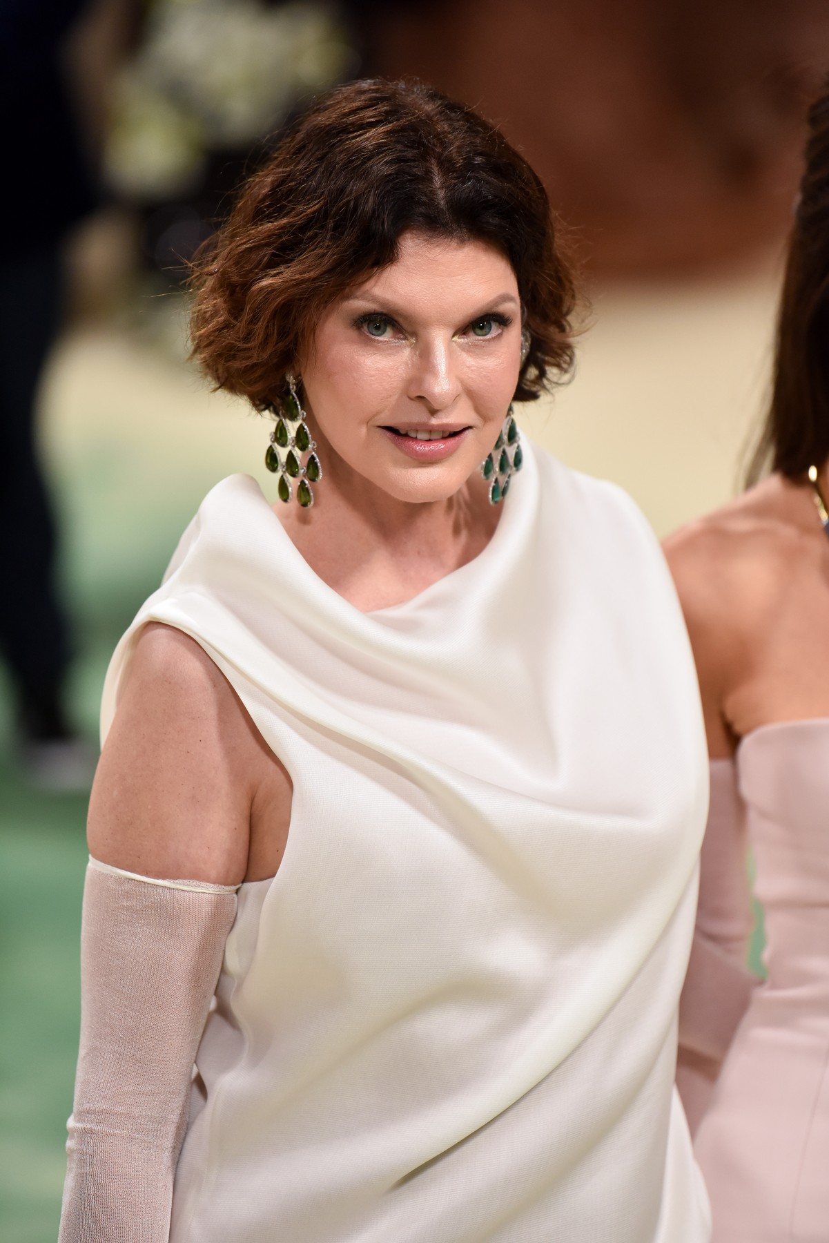 Linda Evangelista, revenire rafinată la Met Gala după 9 ani de absență. A stat izolată după ce a fost desfigurată de o procedură estetică