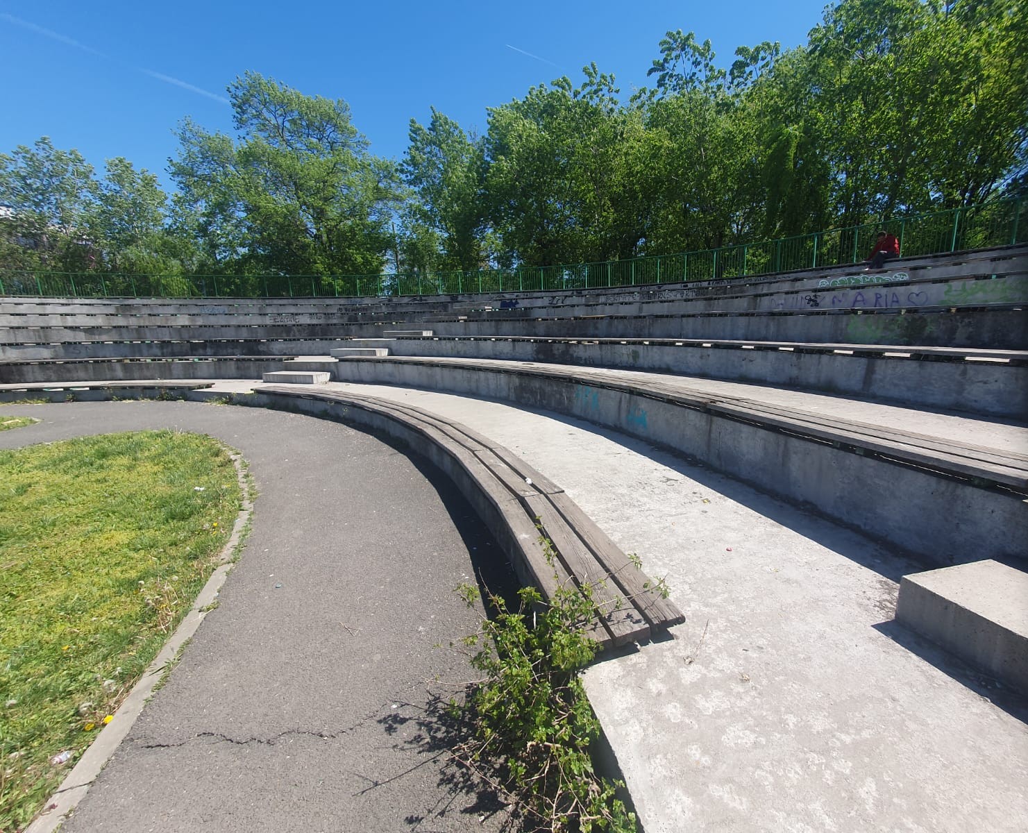 Apocalipsa din Parcul Tei: complexul de distracții abandonat, bănci vandalizate, munți de gunoaie, pontoane devastate. Pericol iminent de tragedii!