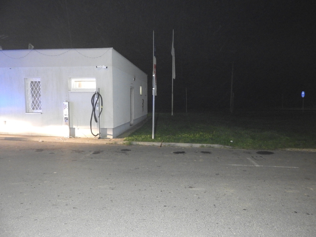 Kardot rántott egy férfi a zalai benzinkúton, majd többször is lejsújtott vele