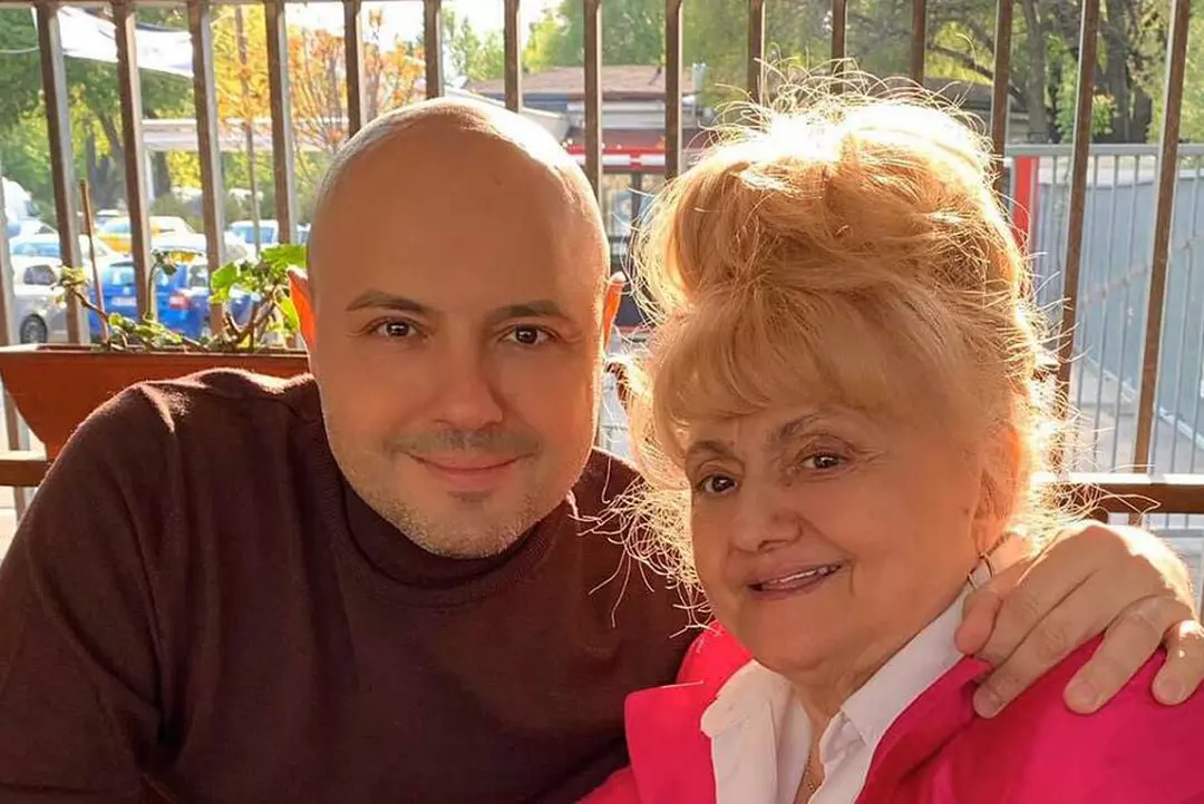 Ce spune mama lui Mihai Mitoșeru despre noua iubită a prezentatorului: „Cred că nu e ceva pe care să îmi prezinte”