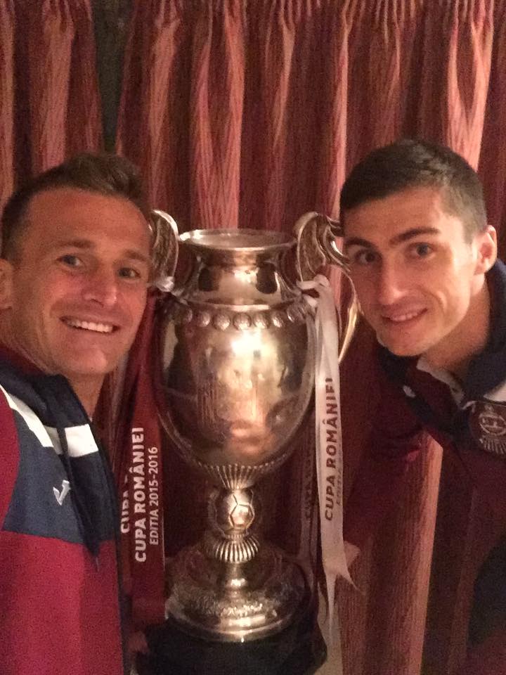 Fotbaliștii de la CFR Cluj au dormit în pat cu trofeul Cupei României | GALERIE FOTO și VIDEO