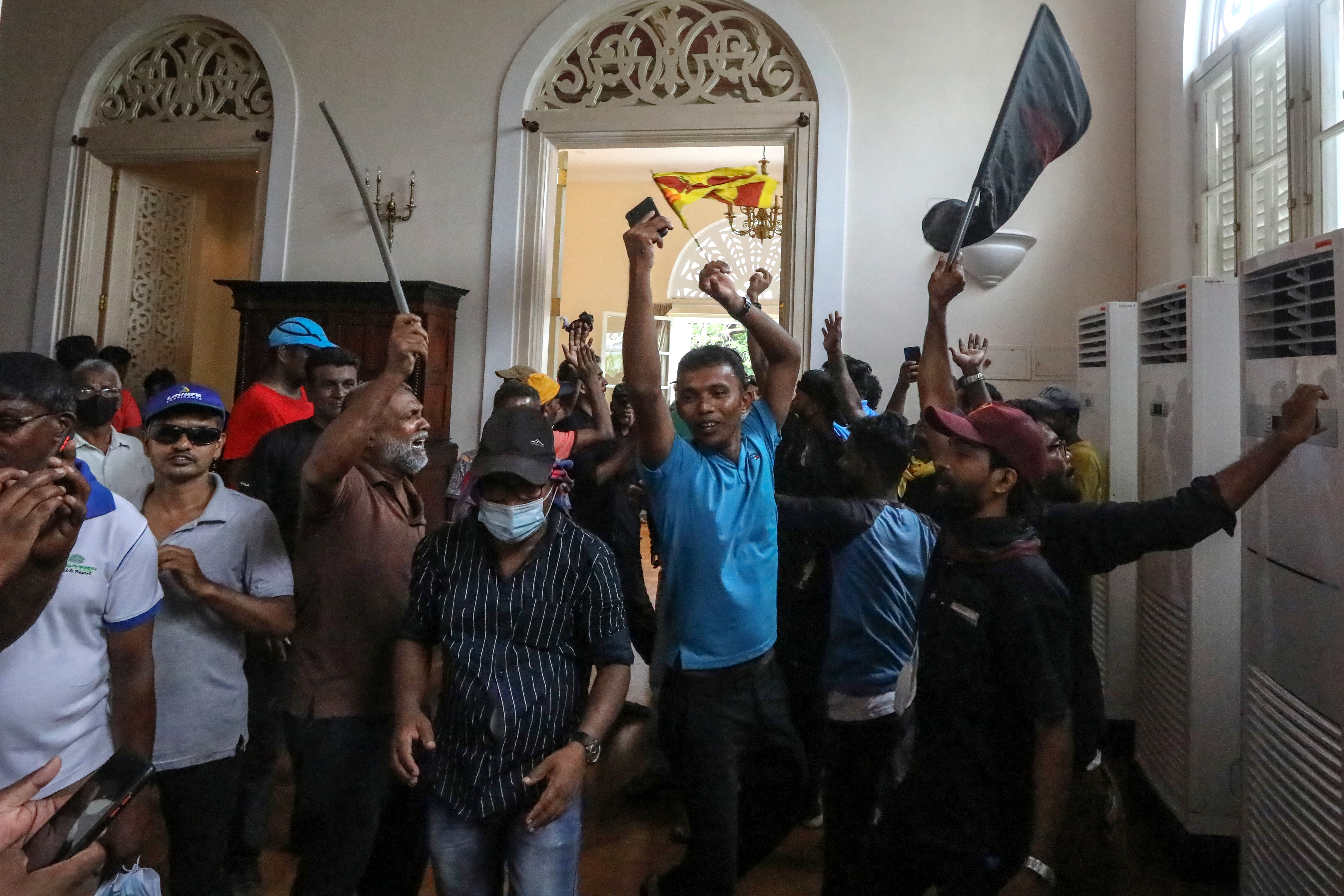 Președintele din Sri Lanka și-a anunțat demisia după protestele violente. Mii de oameni au luat cu asalt reședința sa