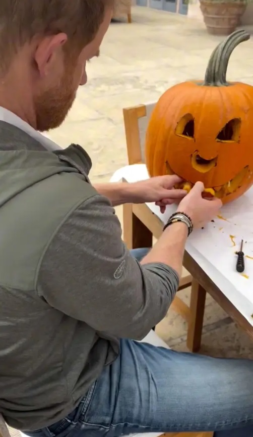 Noi imagini cu Archie și Lilibet, copiii prințului Harry și ai lui Meghan Markle. Cum au apărut la o fermă, unde au pregătit dovleci de Halloween