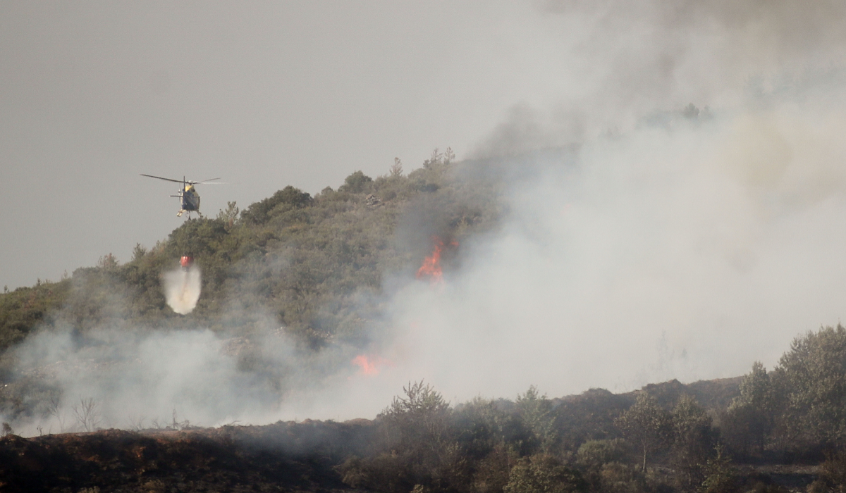 Incendii de vegetație în Grecia, Franța și Spania: zid de foc la 60 km de Atena, 200 de persoane, evacuate pe mare
