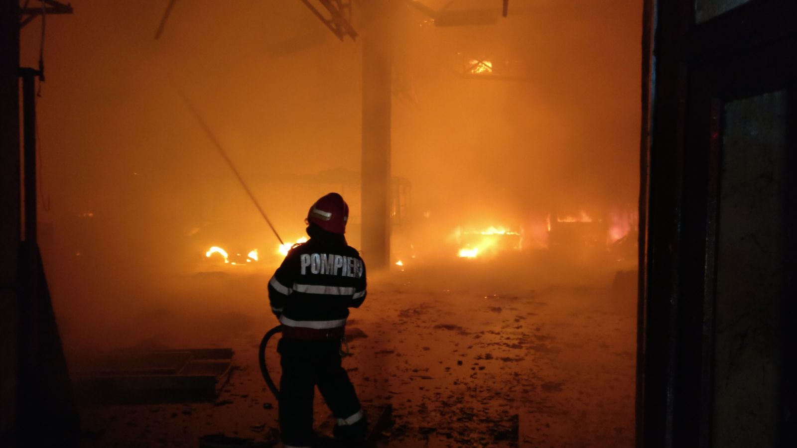 Incendiul violent la societatea de transport public din Tulcea a fost stins. „Pagubele sunt foarte mari” | FOTO&VIDEO