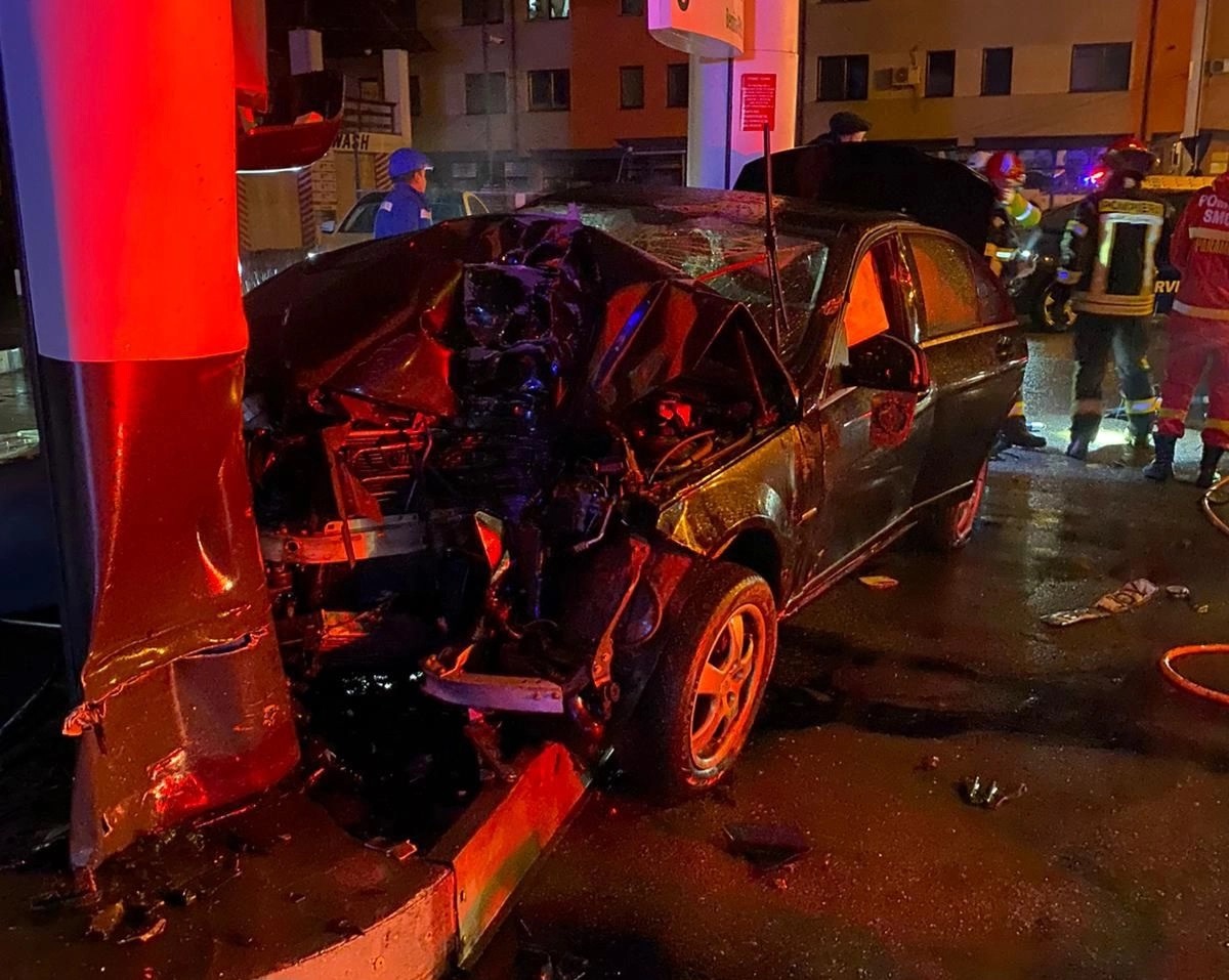 O șoferiță băută a intrat direct în pompa de benzină și a smuls-o de la locul ei, la Bistrița
