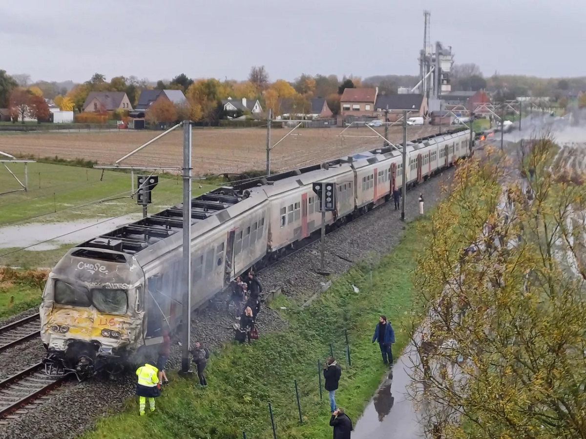 Momentul în care un camion este spulberat de un tren care s-a oprit după 350 de metri, în Belgia: „Arăta ca după bombardament”