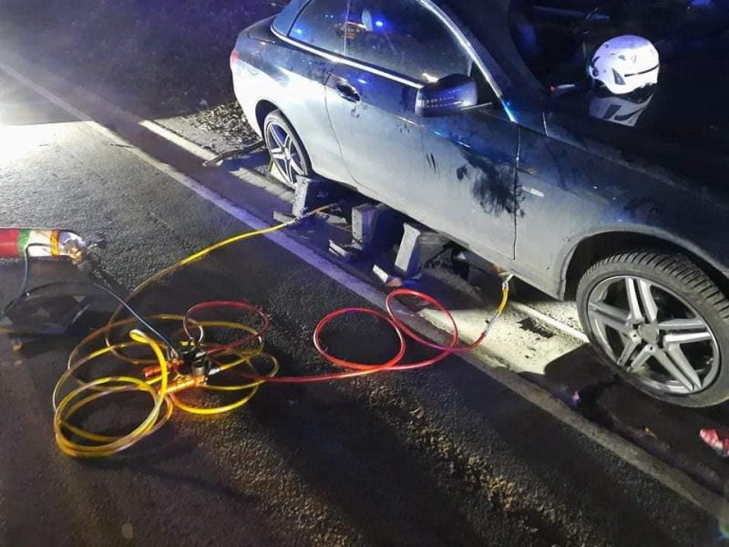 Șofer oprit să-și facă nevoile pe marginea drumului, călcat de Mercedesul căruia a uitat să-i tragă frâna de mână
