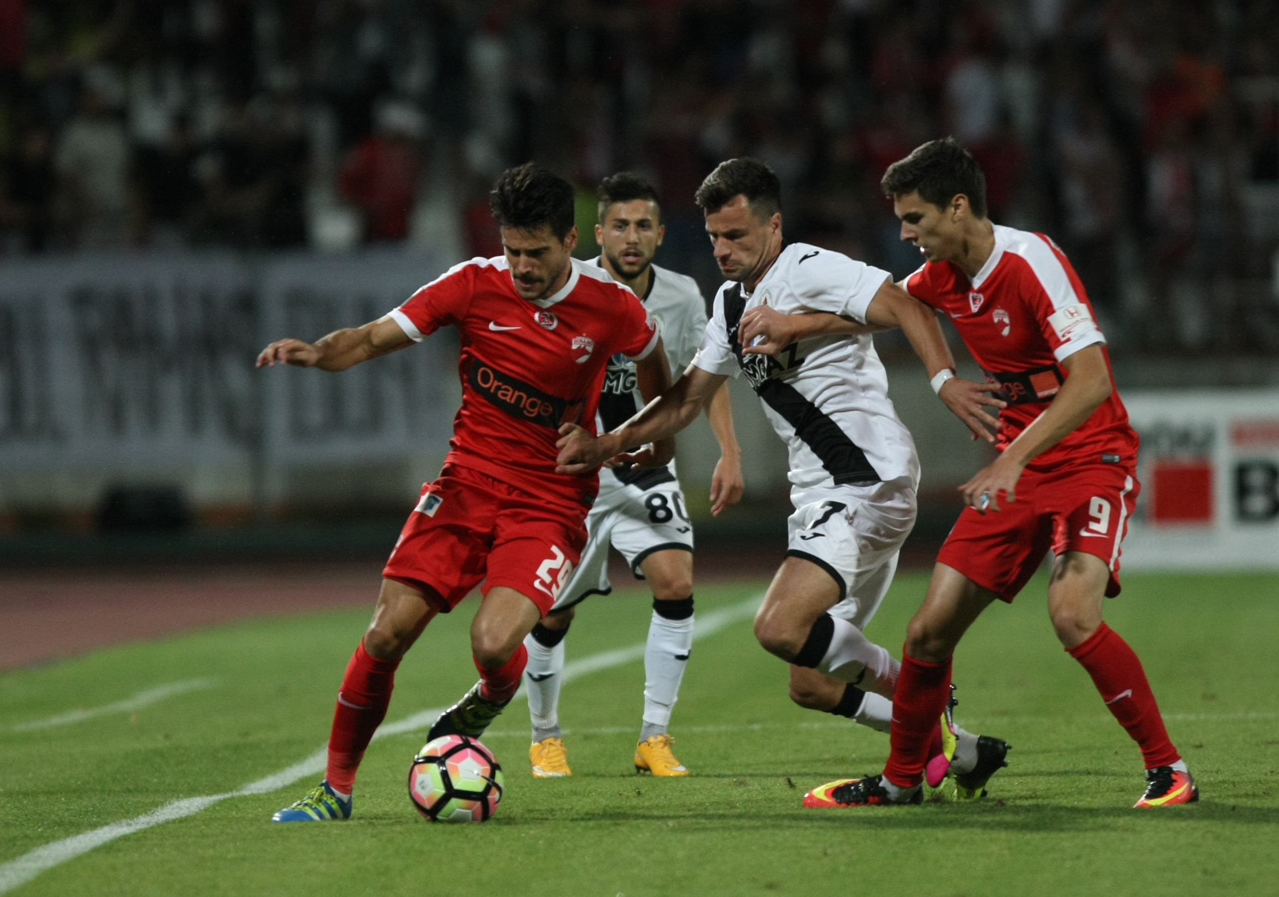 Liga I, etapa a 6-a: Dinamo - Gaz Metan 1-1. Lazăr a deschis scorul, Llullaku a egalat! ”Câinii” au jucat fanul ucis după derby / FOTO&VIDEO
